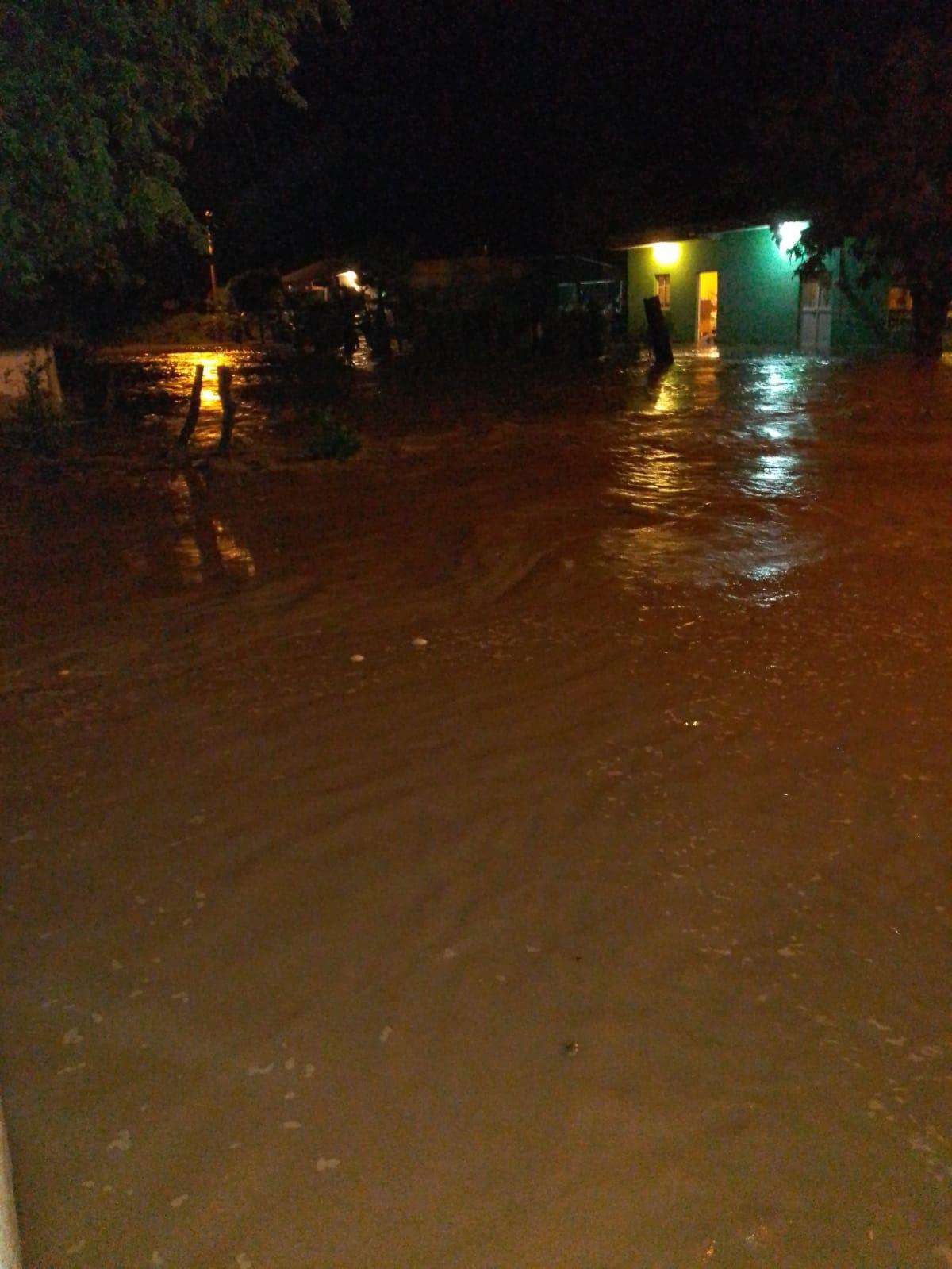 $!El agua del río de las cañas ya estaba en sus casas cuando sonaron las campanas de la Parroquia de la Santísima Trinidad