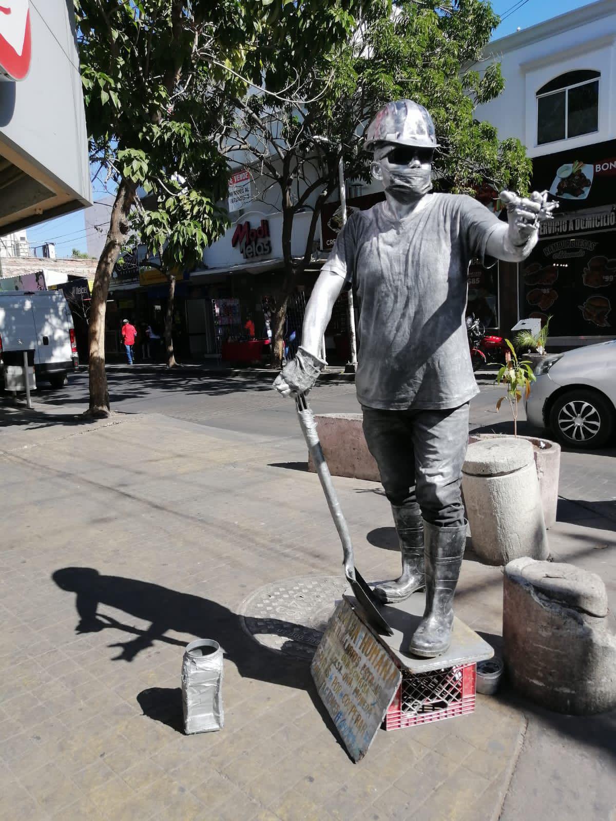 $!Detrás de la ‘estatua humana’ en Culiacán se encuentra un artista que adora a los niños