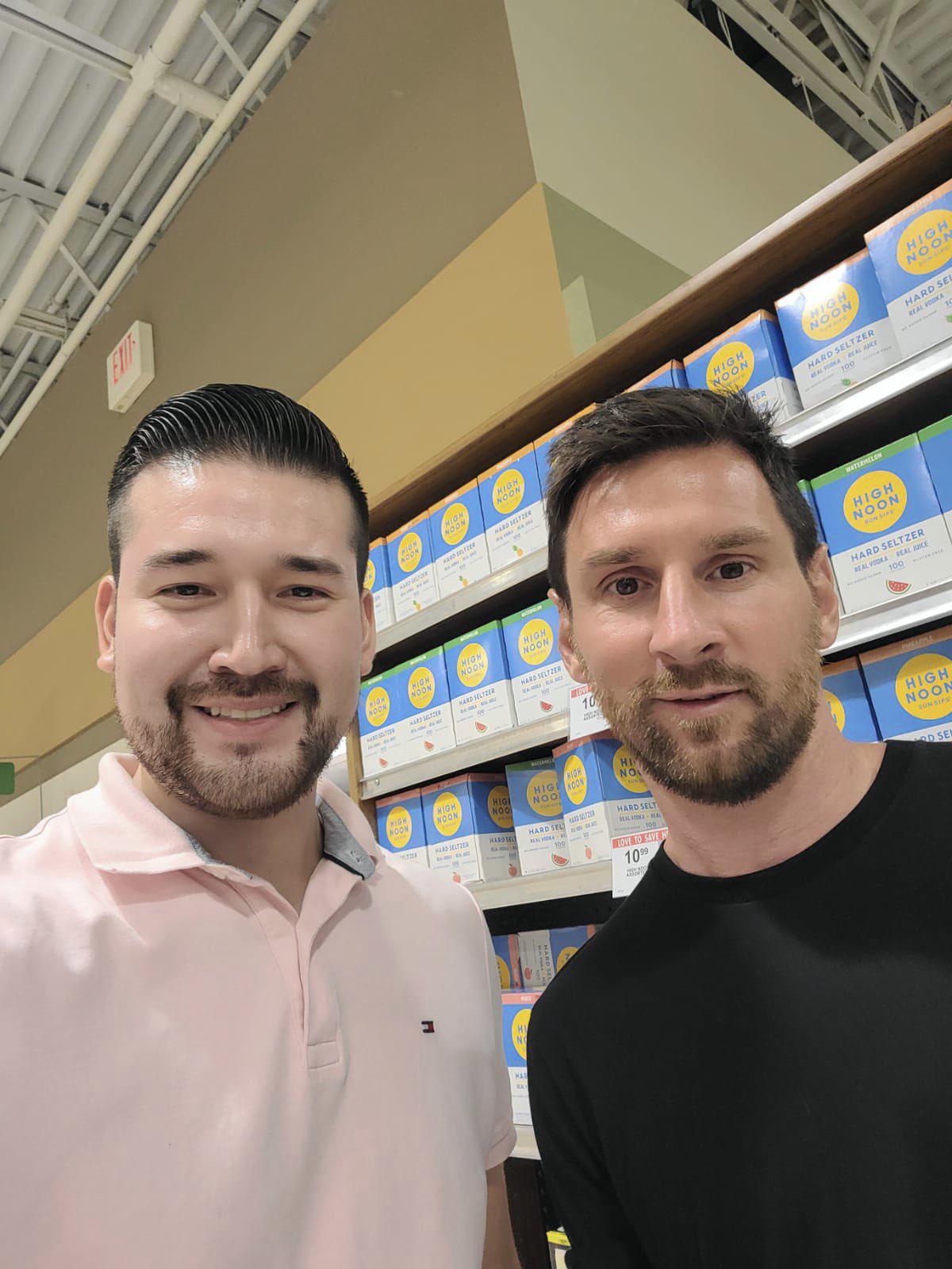 $!Captan a Messi haciendo compras en supermercado