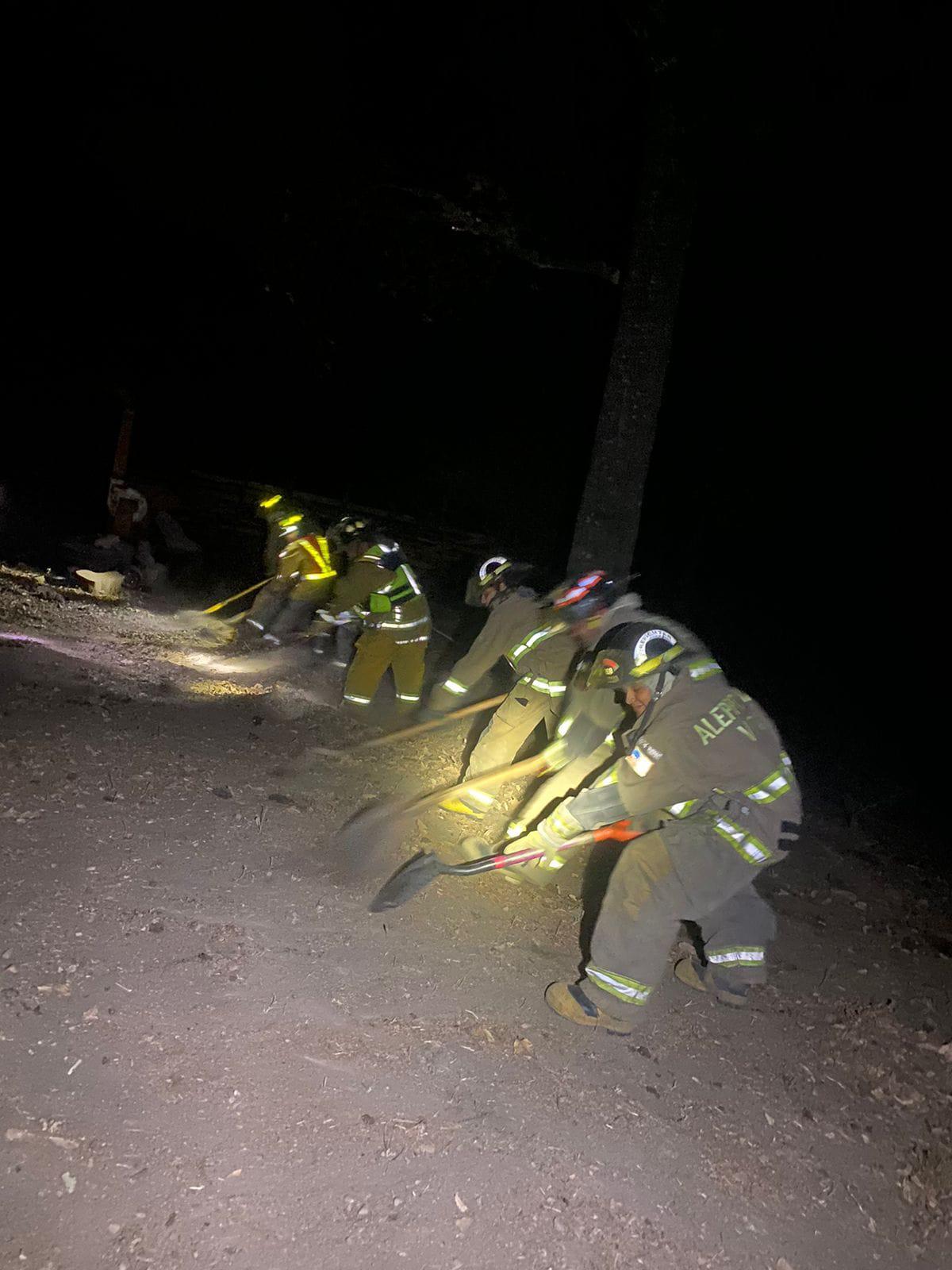 $!Apoyan bomberos de Mazatlán en combate al incendio en Loberas, Concordia