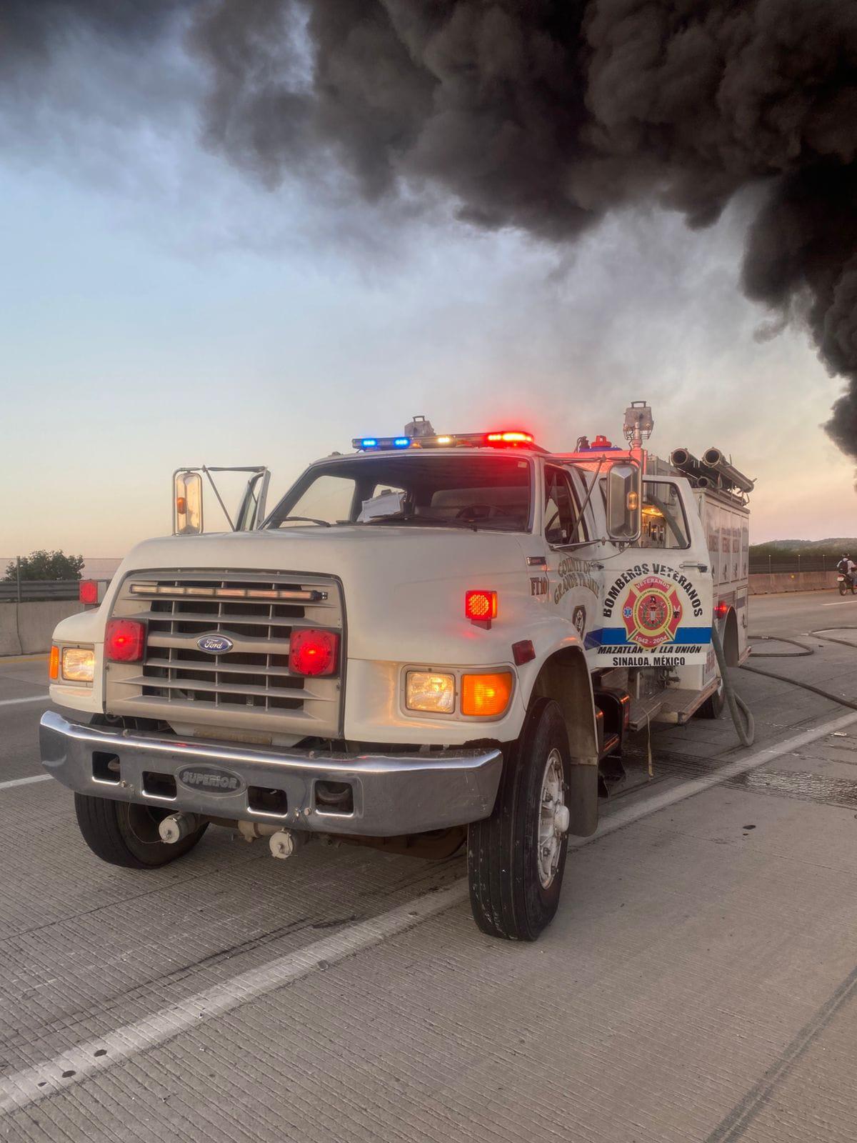 $!Reportan tráiler incendiado sobre la autopista Mazatlán-Culiacán