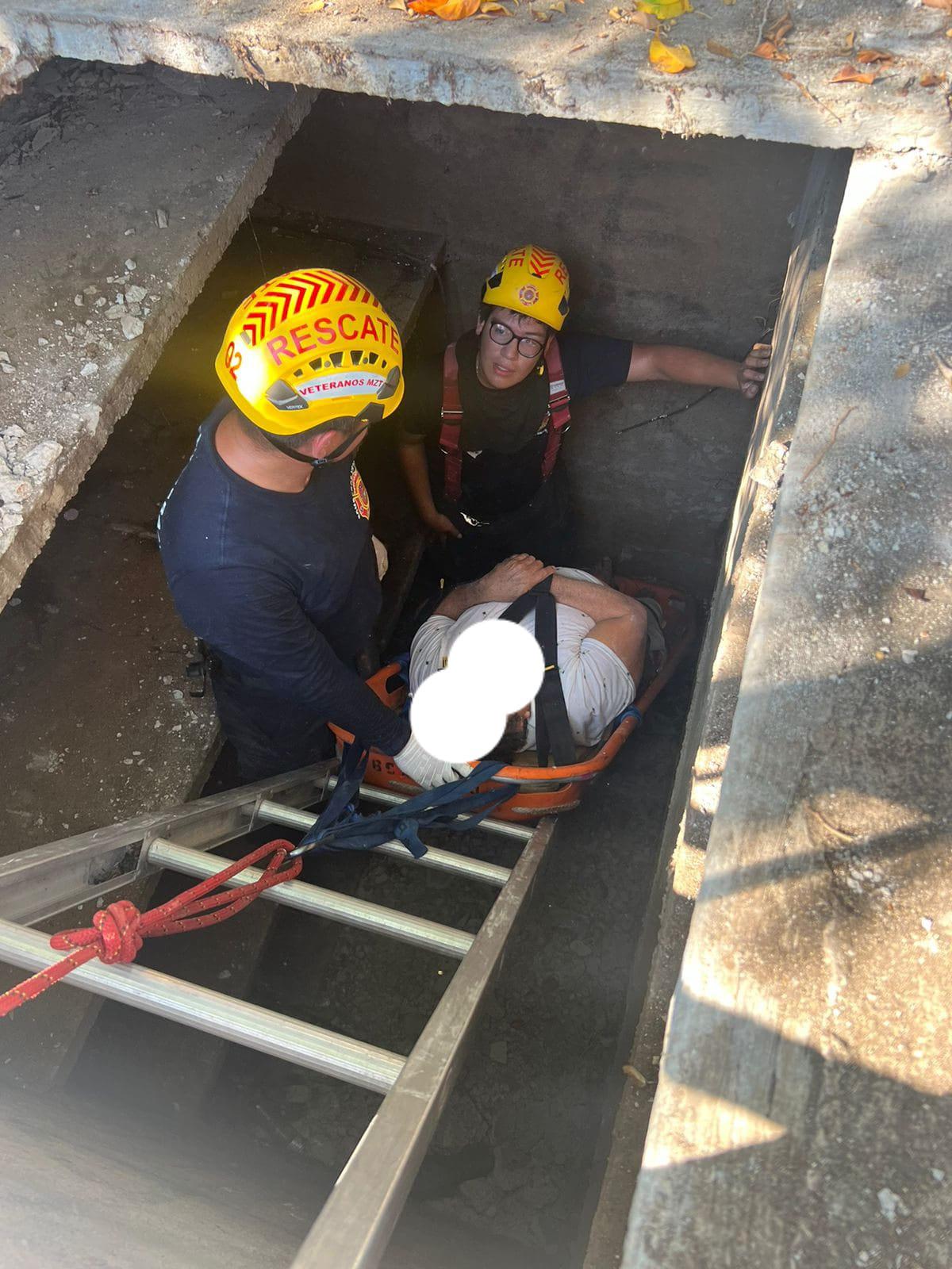 $!Cae adulto mayor al interior de una tumba en el panteón Jardín; lo rescatan Bomberos Veteranos