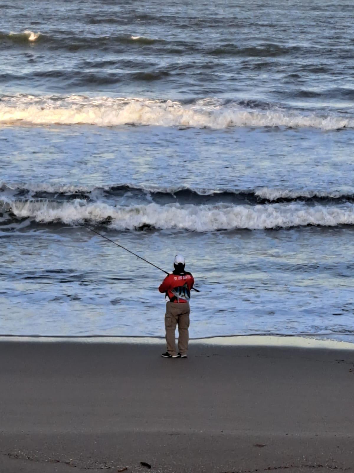 $!Tico Jonathan Arrieta lidera Panamericano de Pesca de Playa