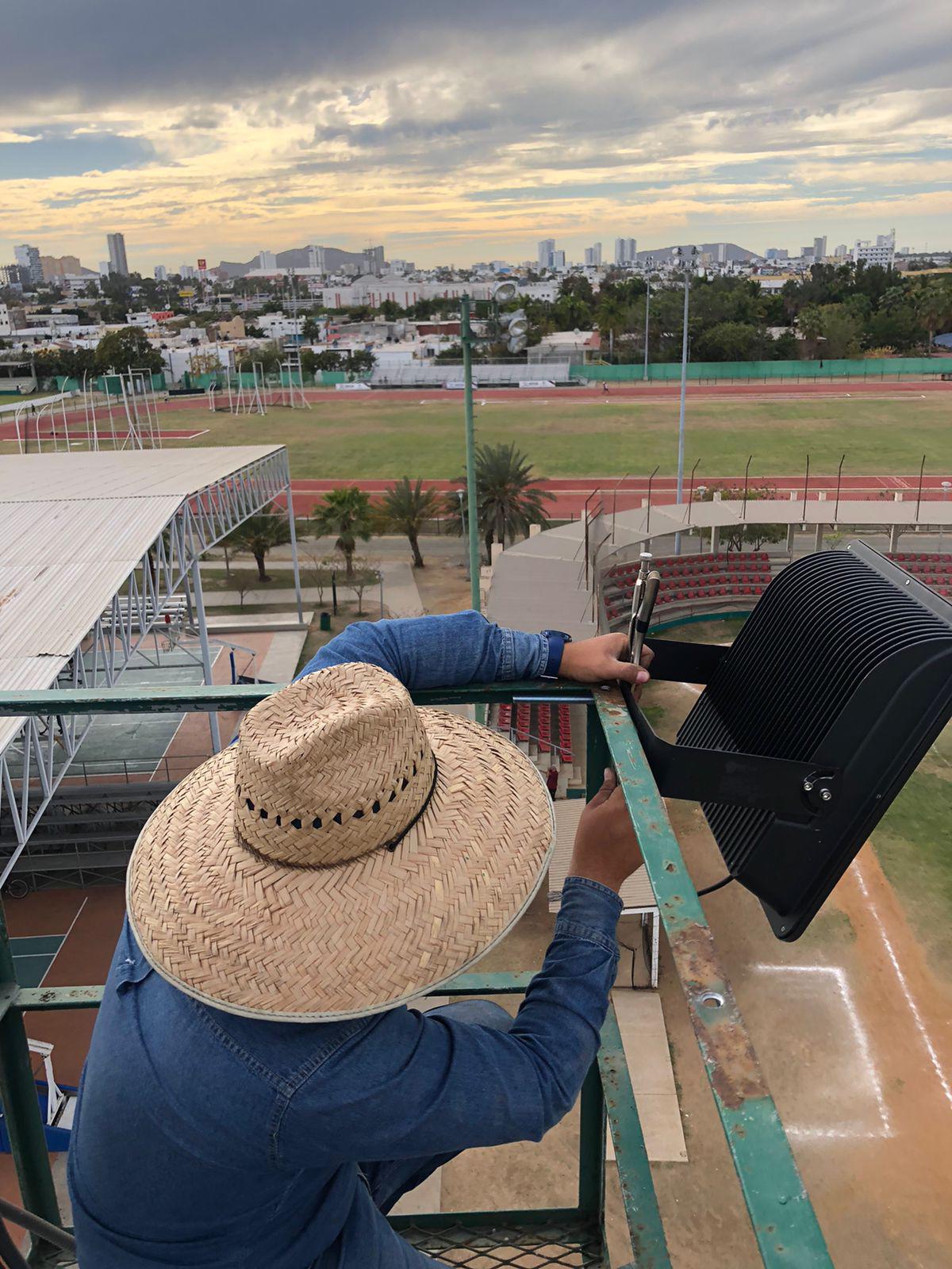 $!Mejora alumbrado del campo 1 de beisbol de la Unidad Deportiva Benito Juárez