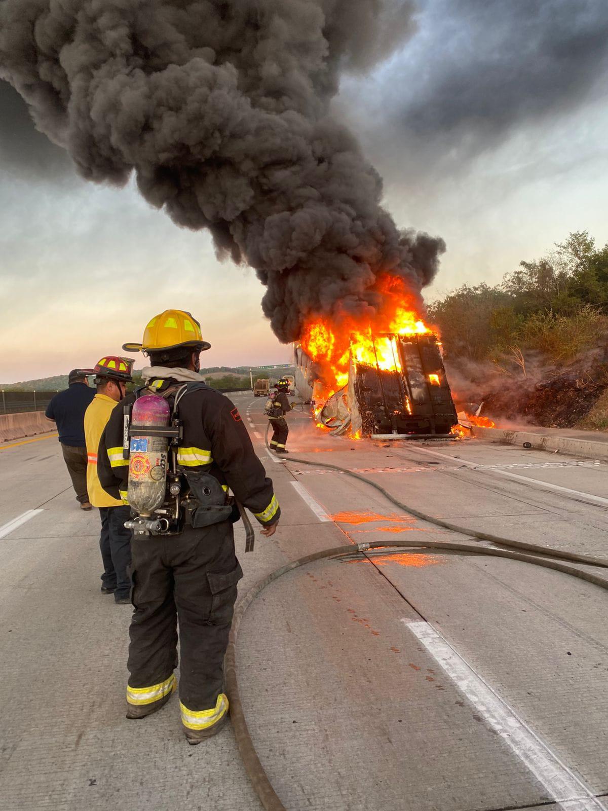 $!Reportan tráiler incendiado sobre la autopista Mazatlán-Culiacán