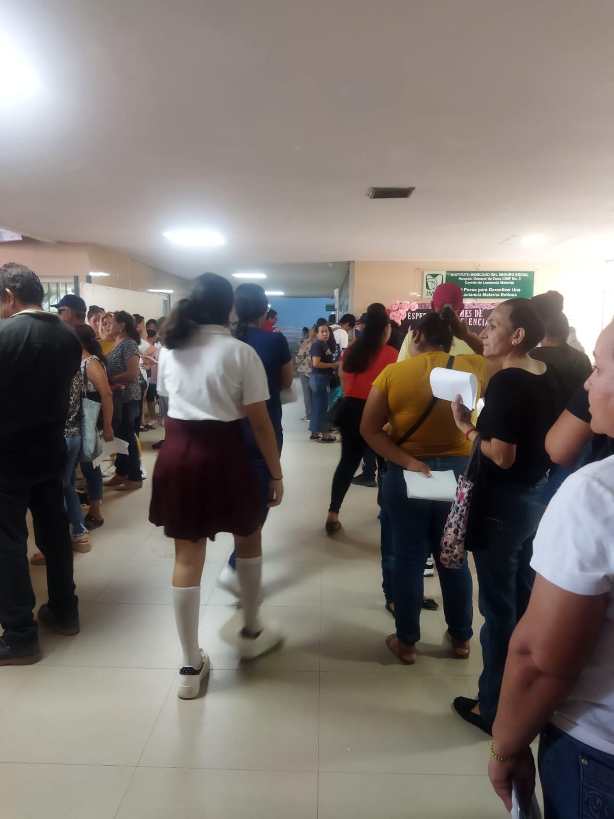 $!Denuncian que tienen horas haciendo fila para atención en farmacia del IMSS nuevo en Mazatlán y no avanzan