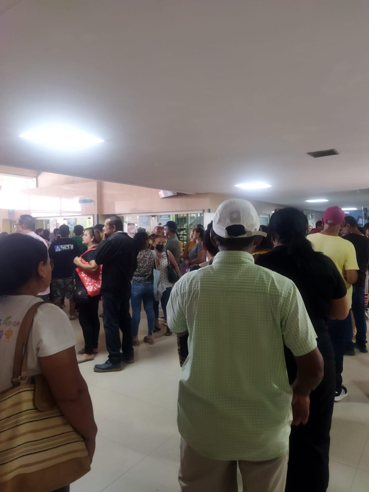 $!Denuncian que hacen fila por horas en Farmacia del IMSS nuevo para surtir recetas