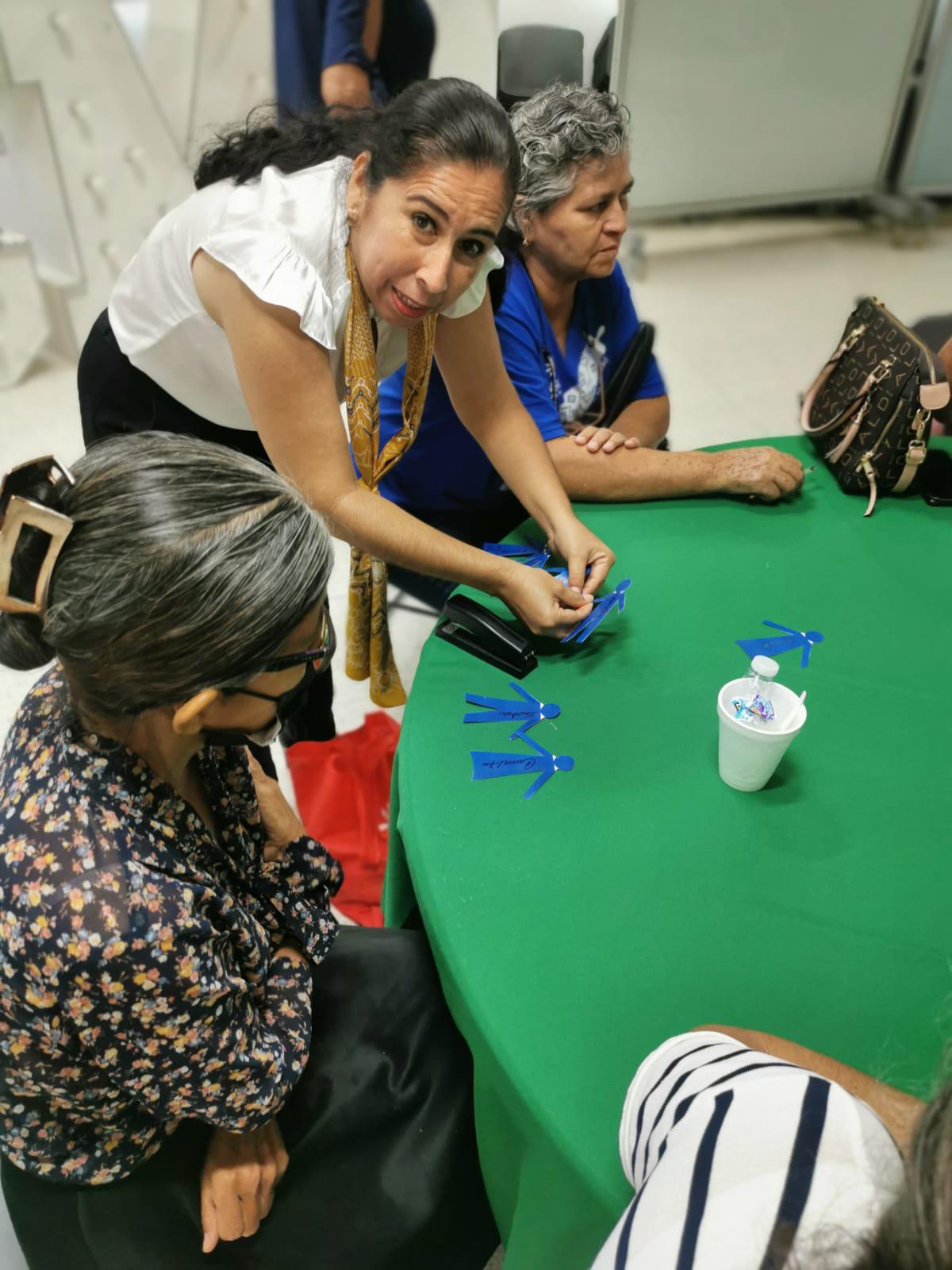 $!Mariana Gamboa, integrante del Comité Directivo de Anspac Mazatlán, ayuda en la dinámica a algunas de las damas.