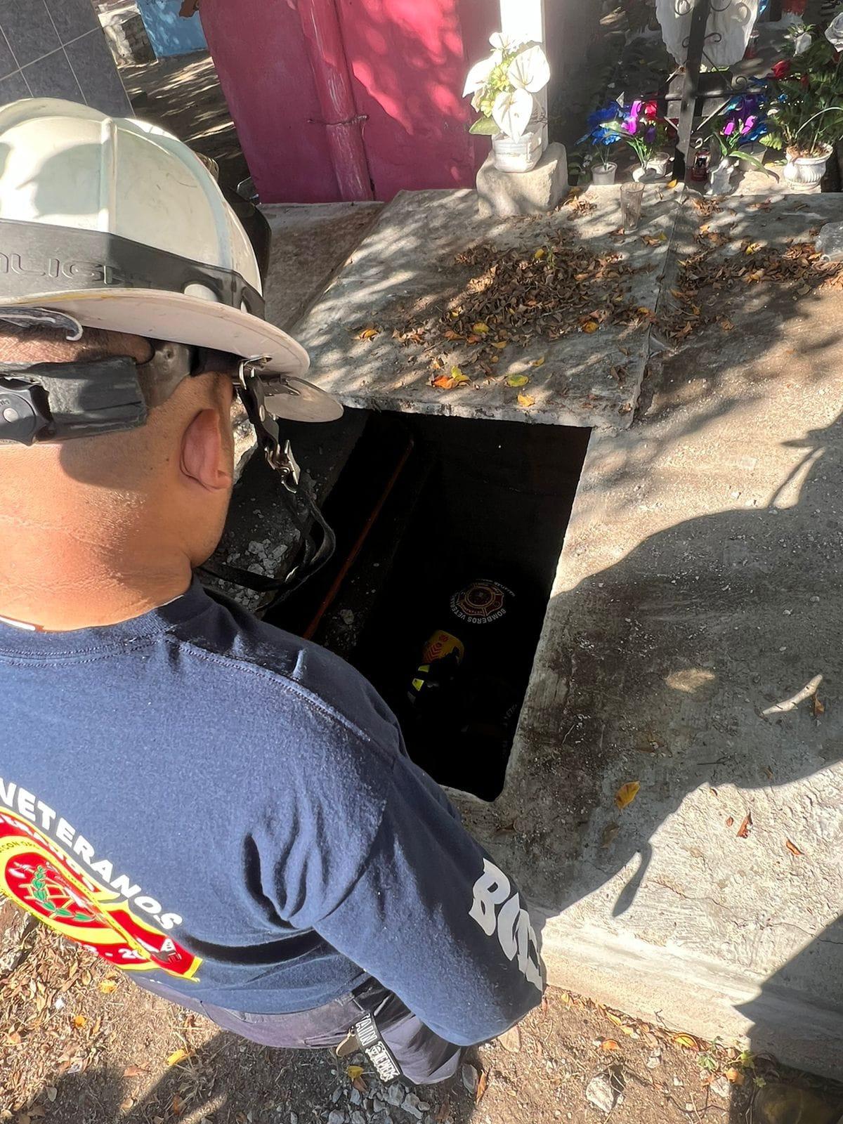 $!Cae adulto mayor al interior de una tumba en el panteón Jardín; lo rescatan Bomberos Veteranos