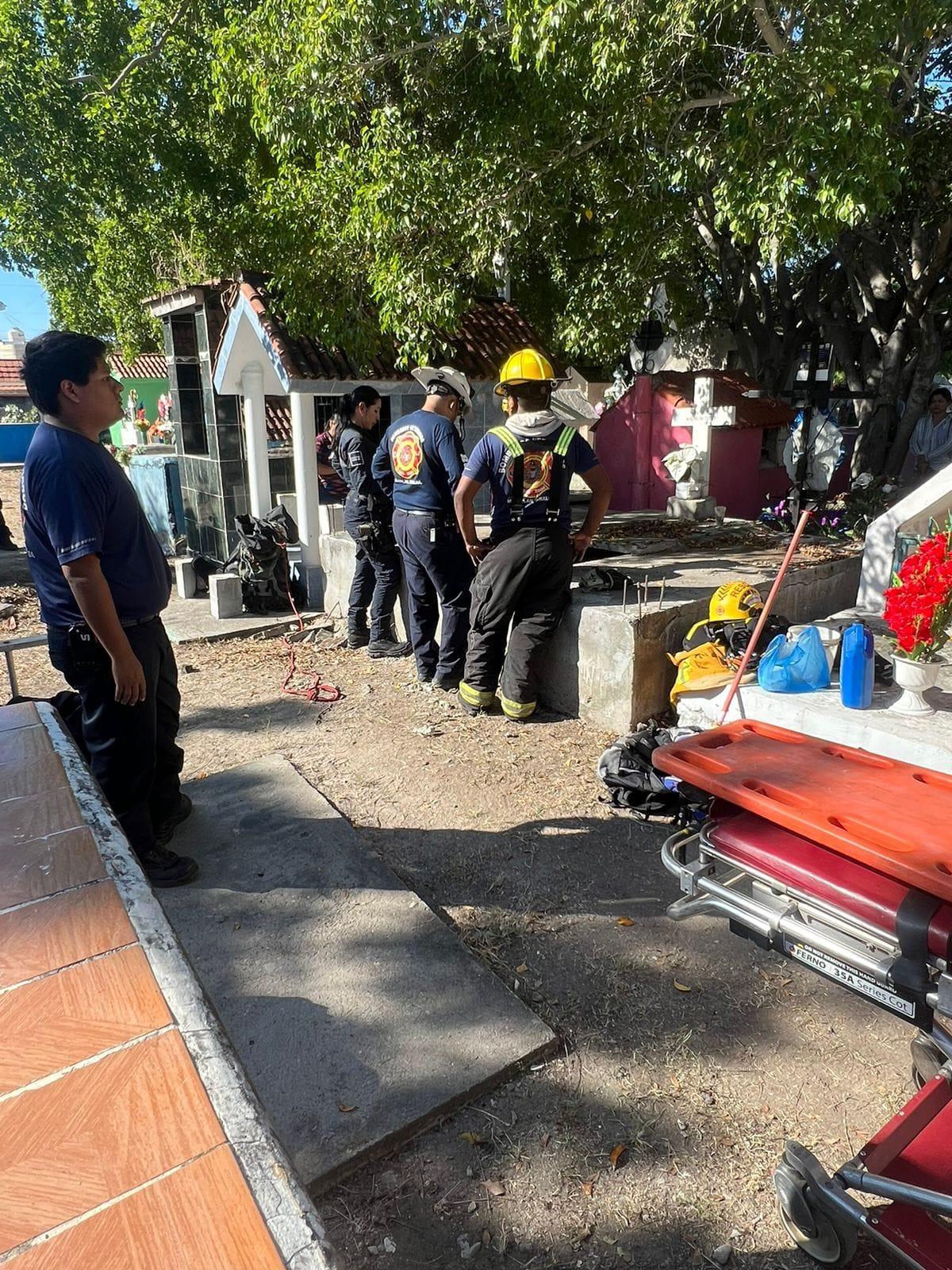 $!Cae adulto mayor al interior de una tumba en el panteón Jardín; lo rescatan Bomberos Veteranos