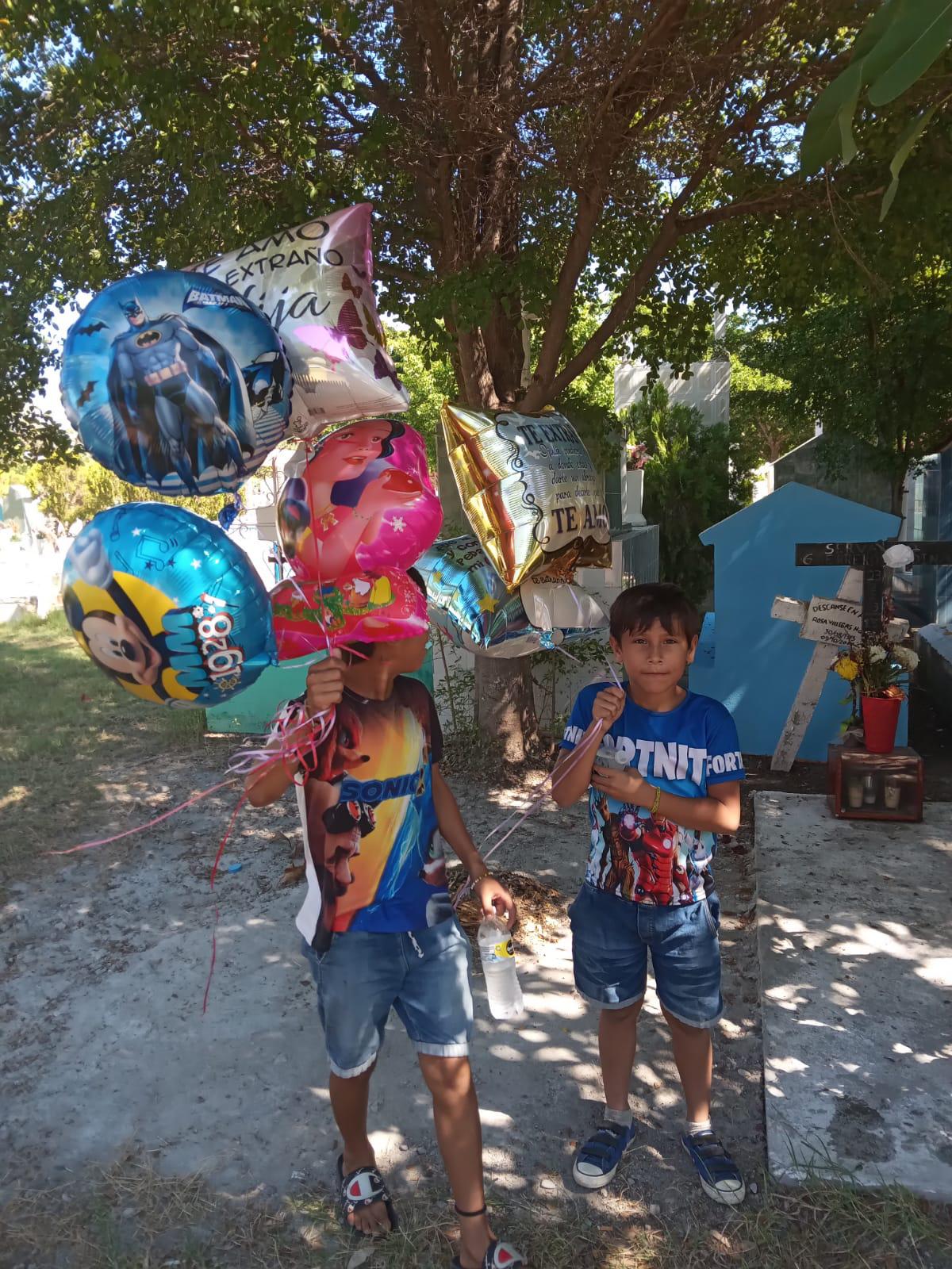 $!Arreglos de flores y globos adornan la última morada de niños en panteones de Mazatlán