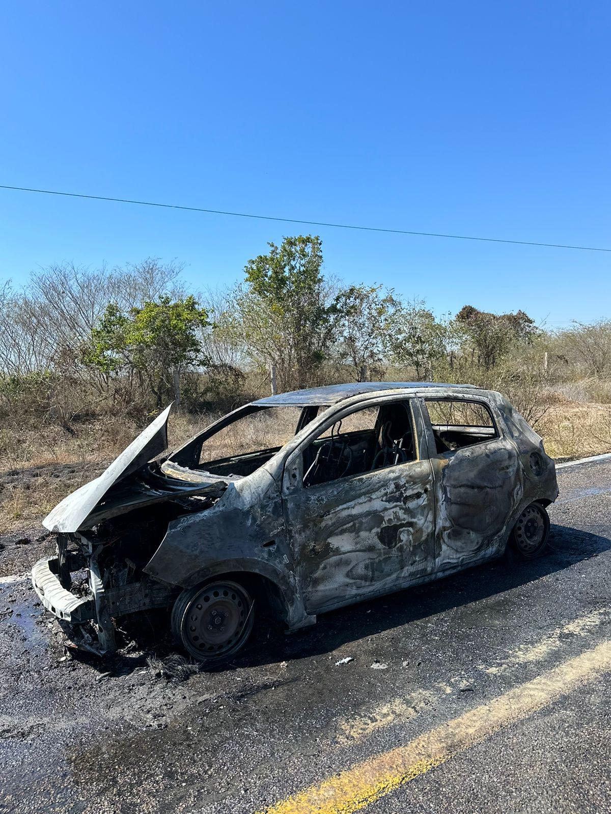 $!Se incendia vehículo en la libre, antes de llegar a El Zapote; dos jóvenes logran salir ilesas