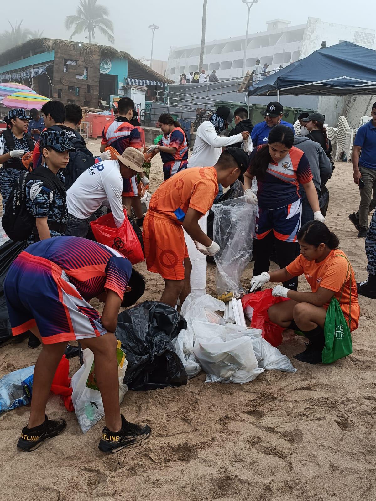 $!Sacan de las playas casi una tonelada de basura; evitan que colillas de cigarros contaminen