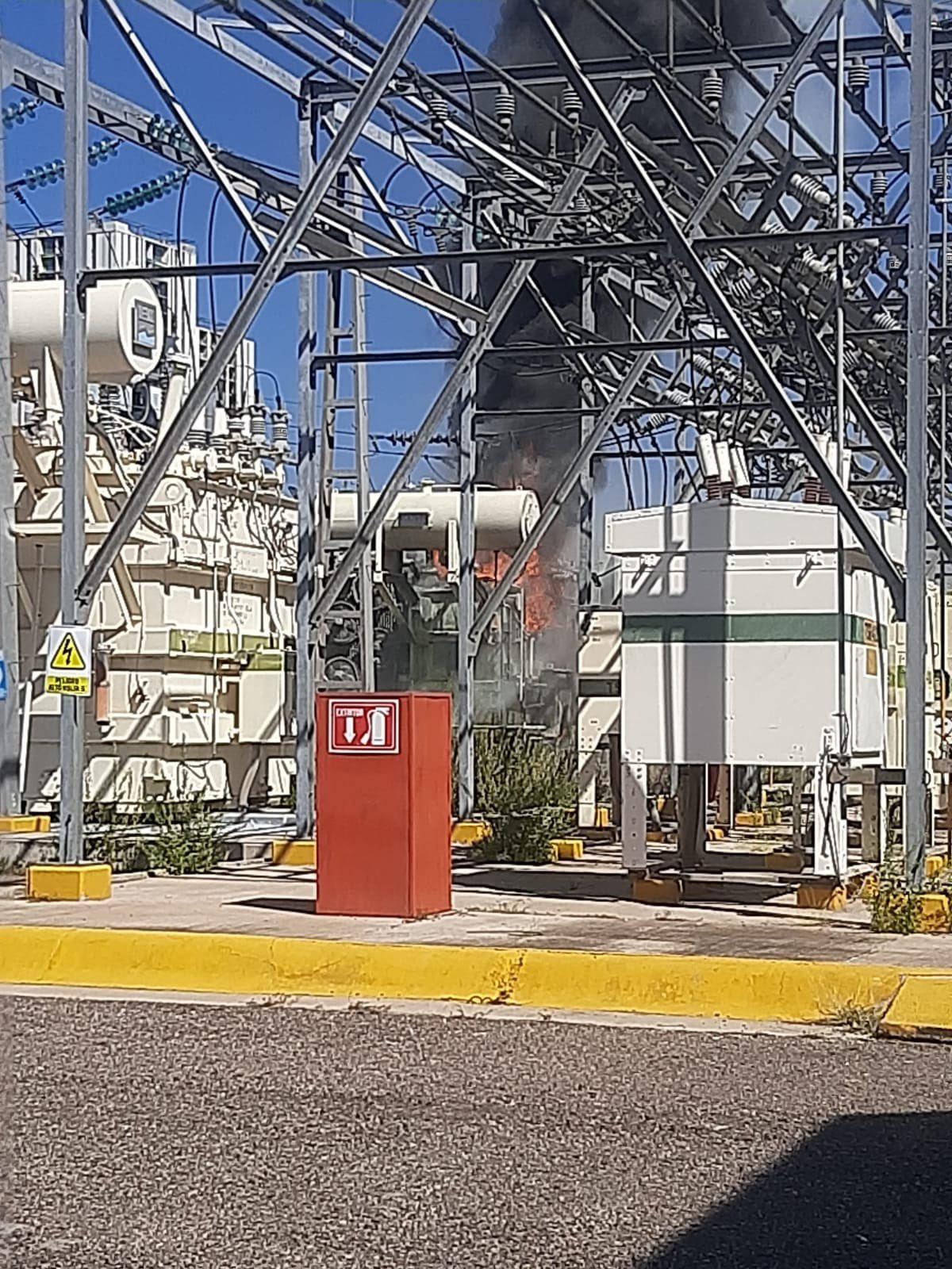 $!Se incendia subestación en el Tres Ríos, al norte de Culiacán, y se quedan sin luz