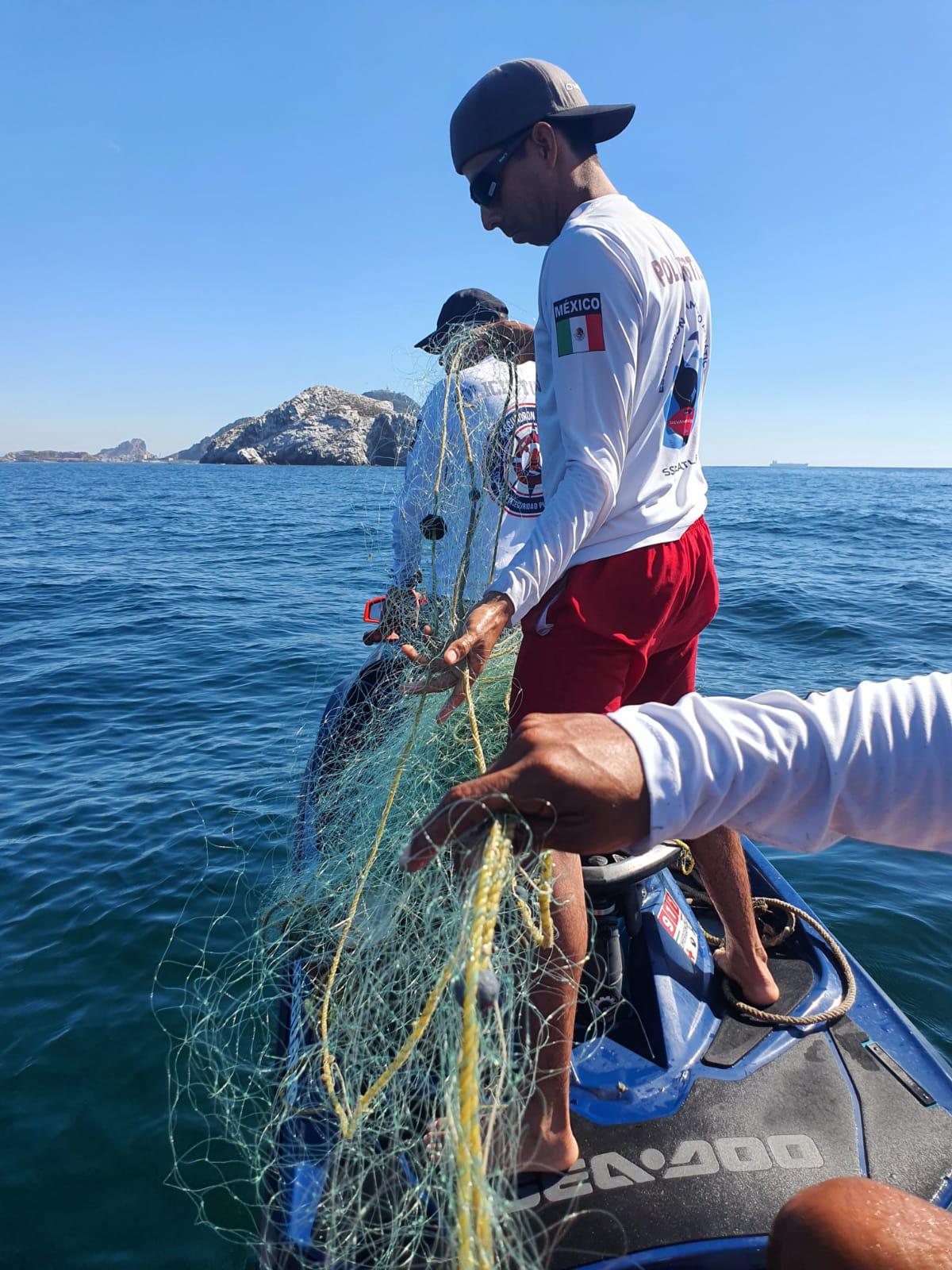 $!Retiran redes de pesca atoradas en las Piedras Blancas, frente a Mazatlán