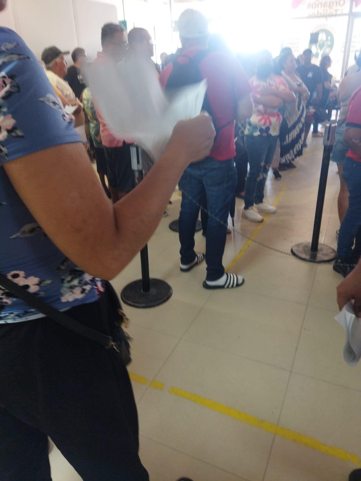 $!Denuncian que tienen horas haciendo fila para atención en farmacia del IMSS nuevo en Mazatlán y no avanzan