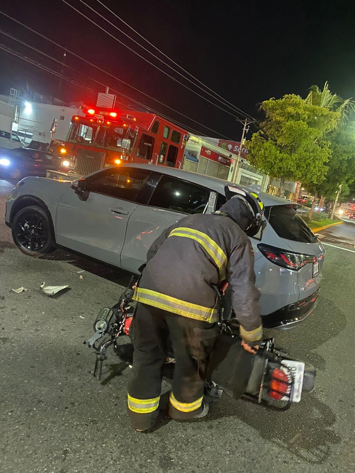 $!Choca motociclista contra camioneta y resulta lesionado, en Mazatlán