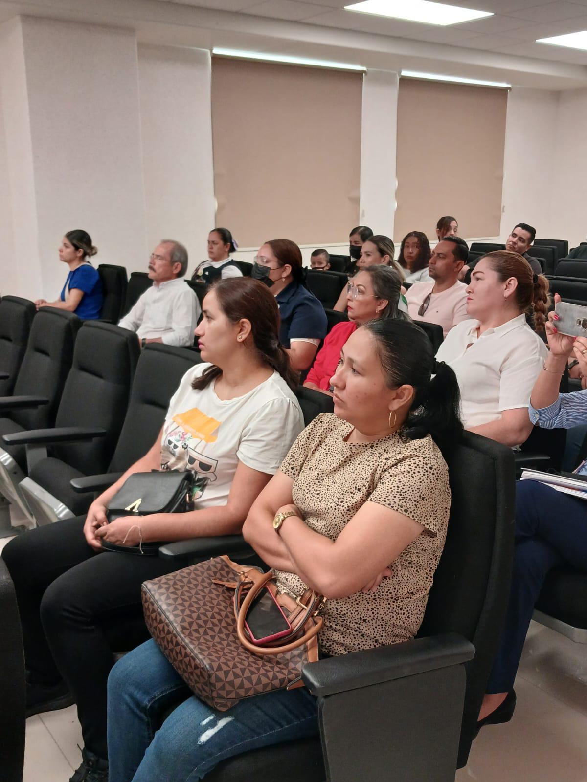 $!Padres de familia y personal médico escuchan con atención.