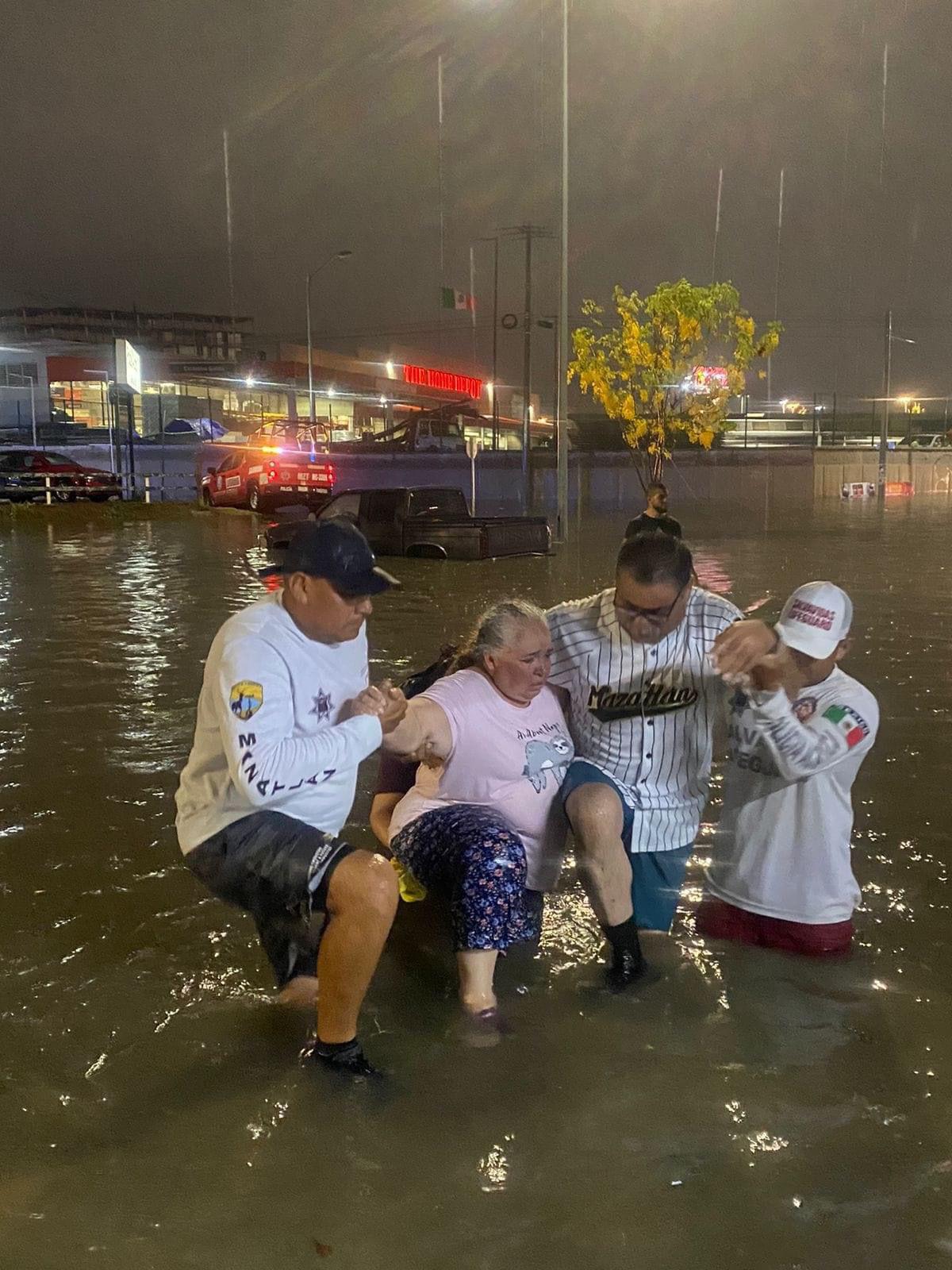 $!Gobierno de Mazatlán atiende 45 reportes derivados de las lluvias registradas el jueves