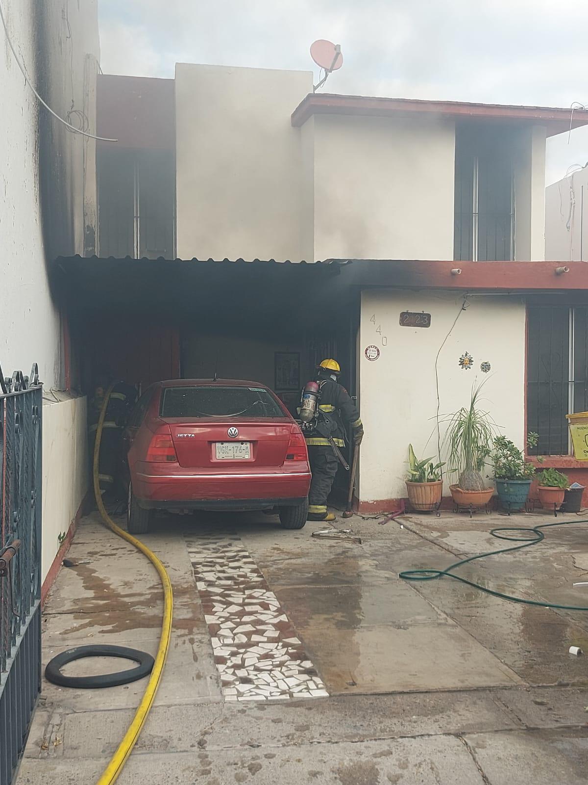 $!Bomberos sofocan incendio en vivienda de Mazatlán