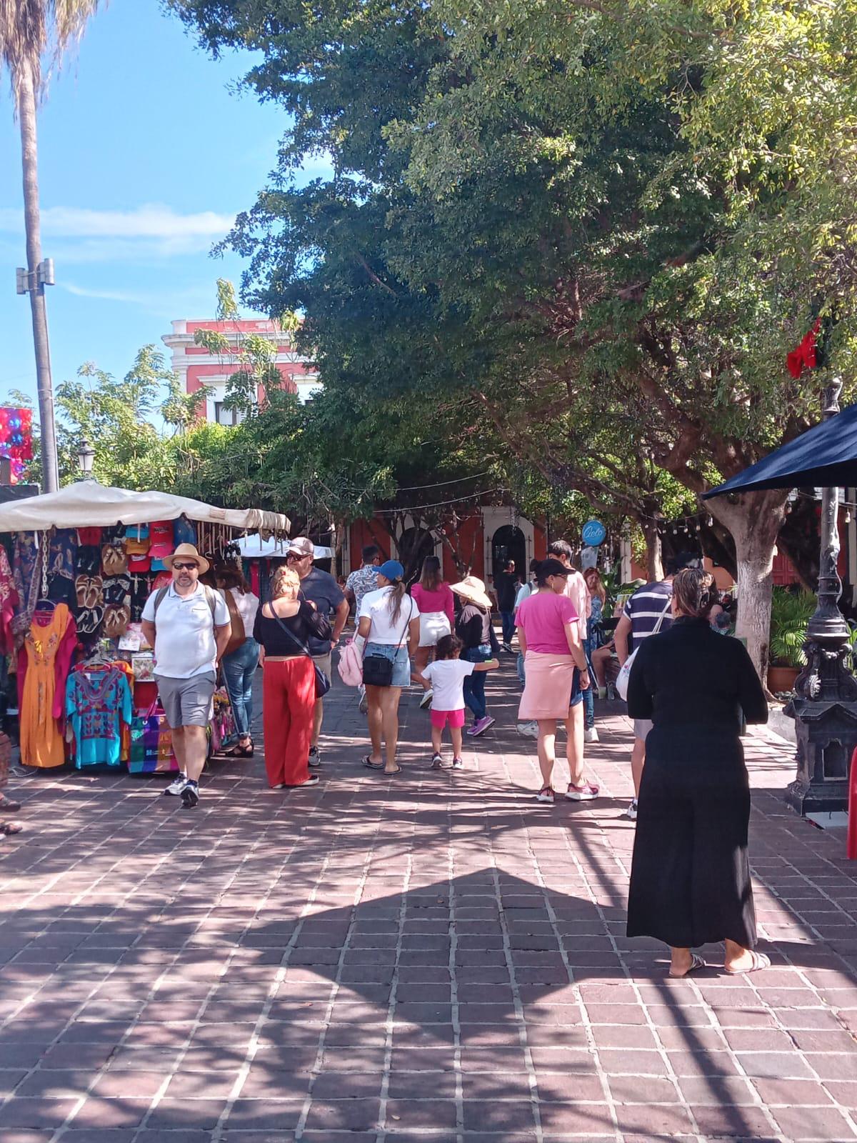 $!Visitantes llenan restaurantes y recorren el Centro Histórico de Mazatlán