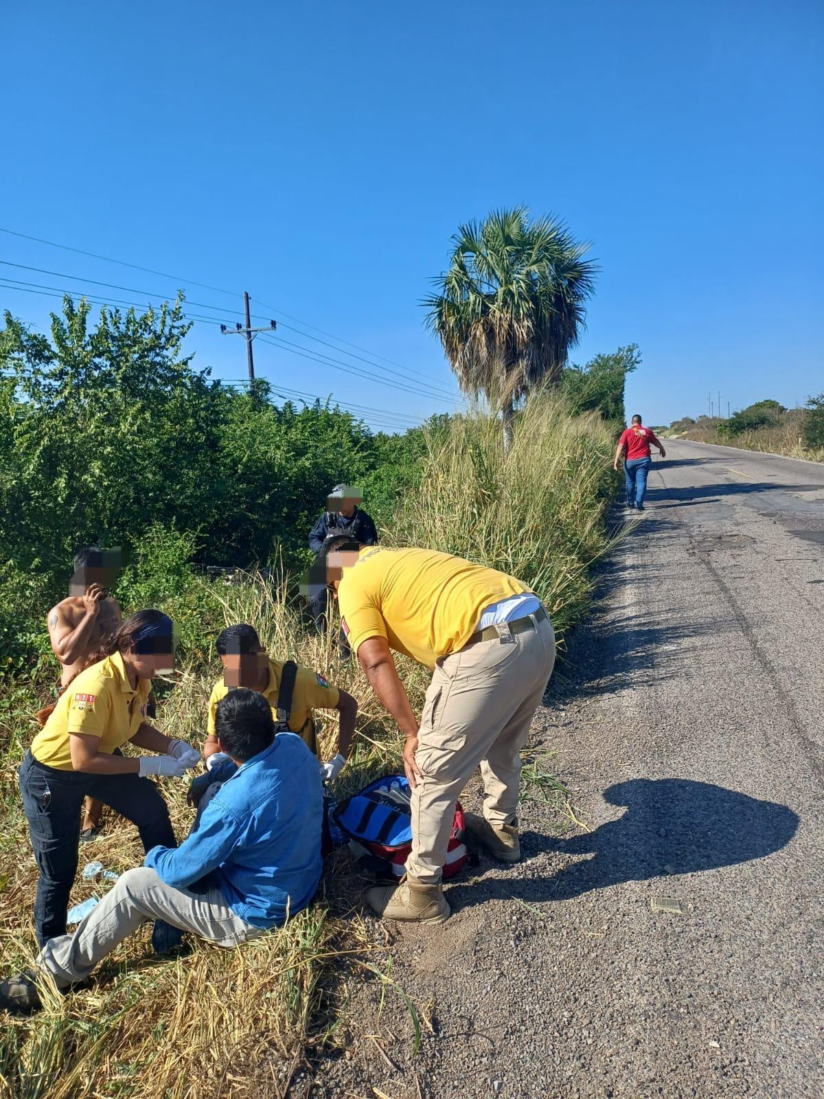 $!Volcadura deja dos hombres lesionados en la carretera México 15, en Escuinapa