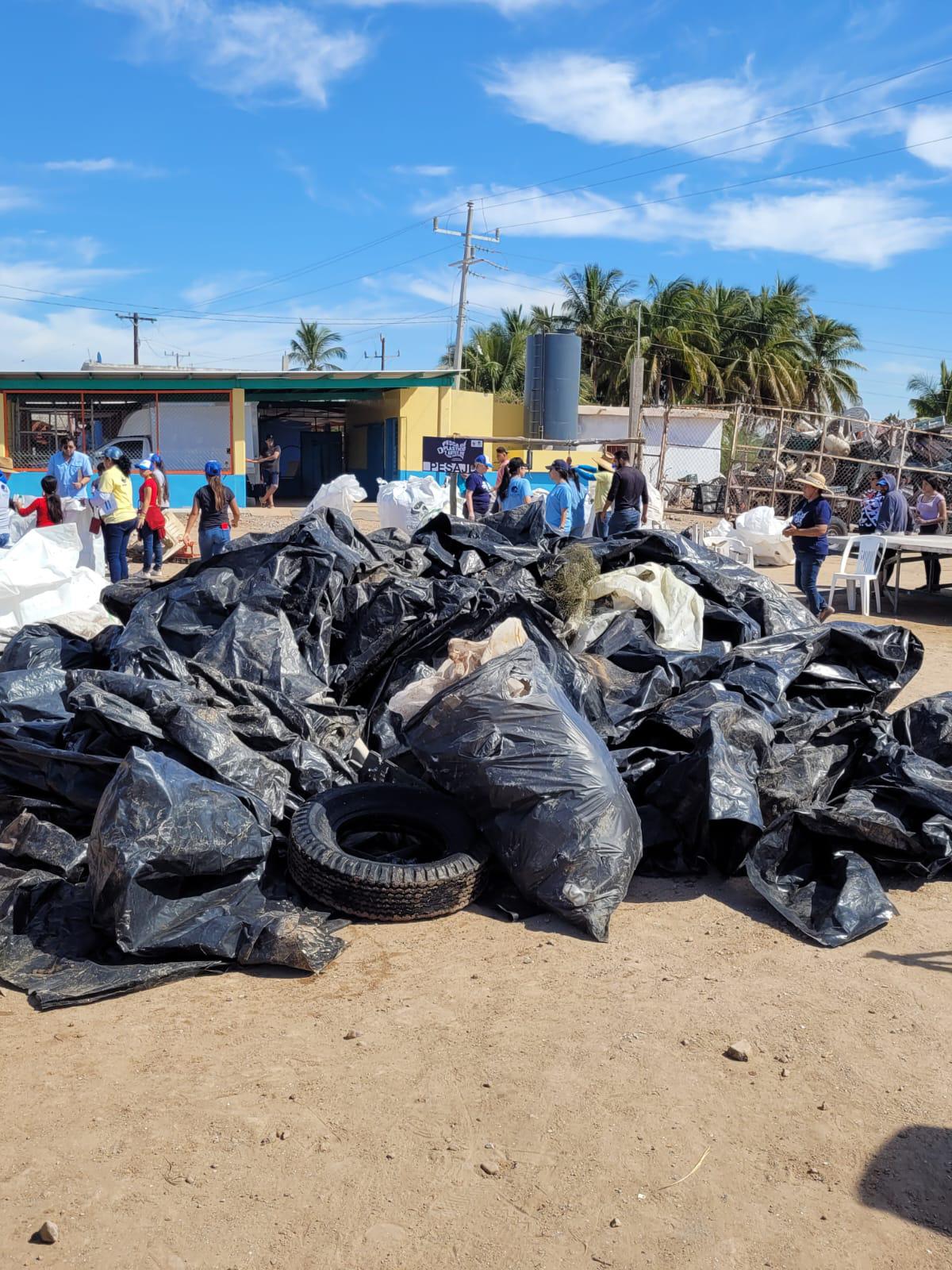 $!Recolectan 2.5 toneladas de plástico y artes de pesca en la bahía Santa María, en Angostura