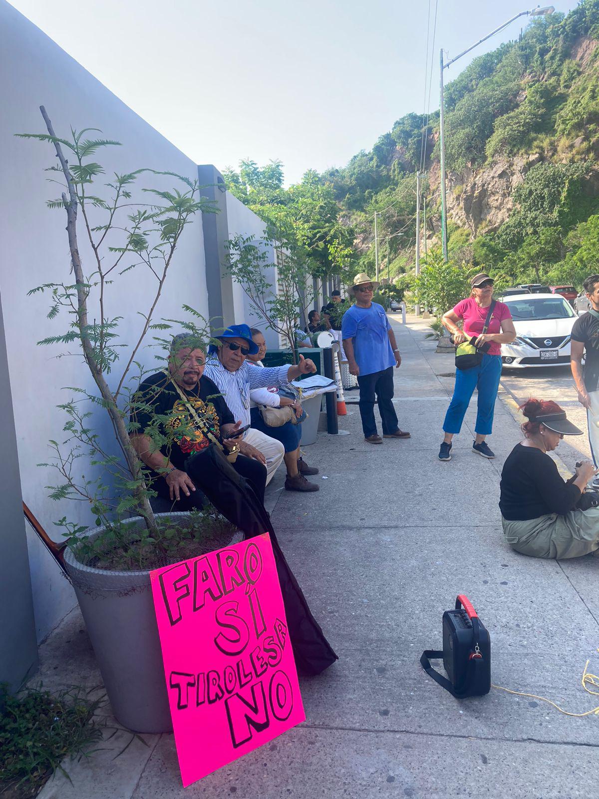 $!Realizan colectivos nueva manifestación pacífica en el Faro de Mazatlán contra la tirolesa