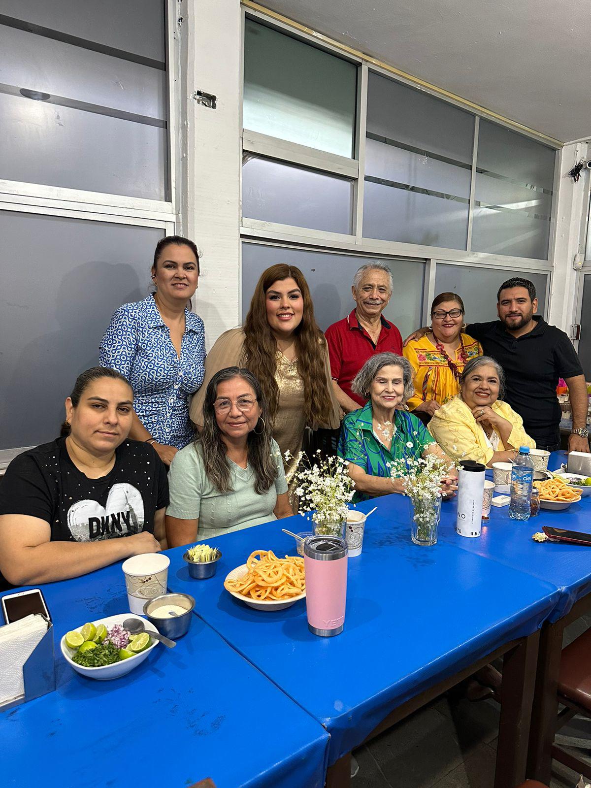 $!Amigos de la familia se sumaron al festejo.