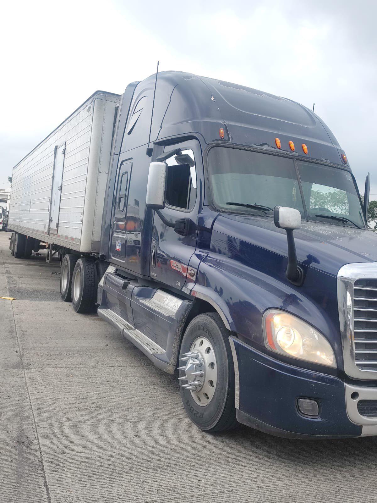 $!Abandonan a 215 migrantes en la caja de un tráiler en Cosamaloapan, Veracruz