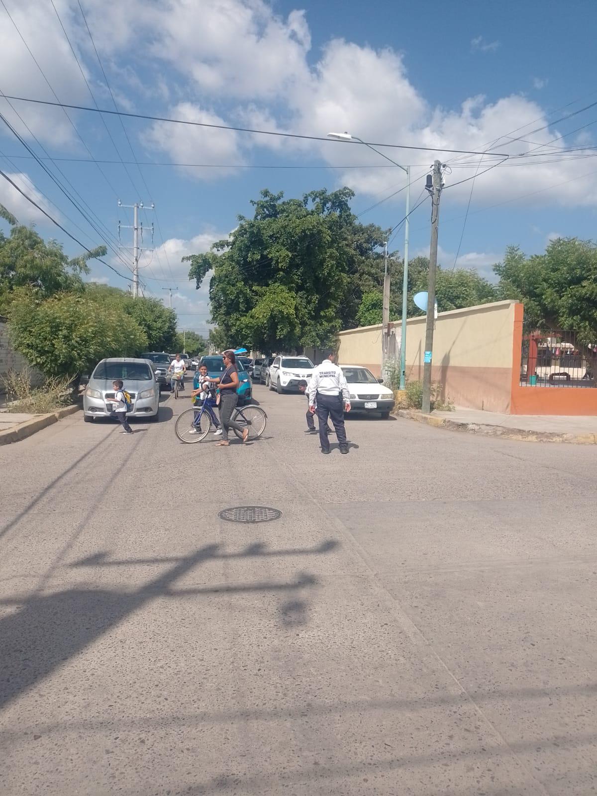 $!Tránsito Municipal resguarda las zonas escolares para evitar accidentes en Escuinapa