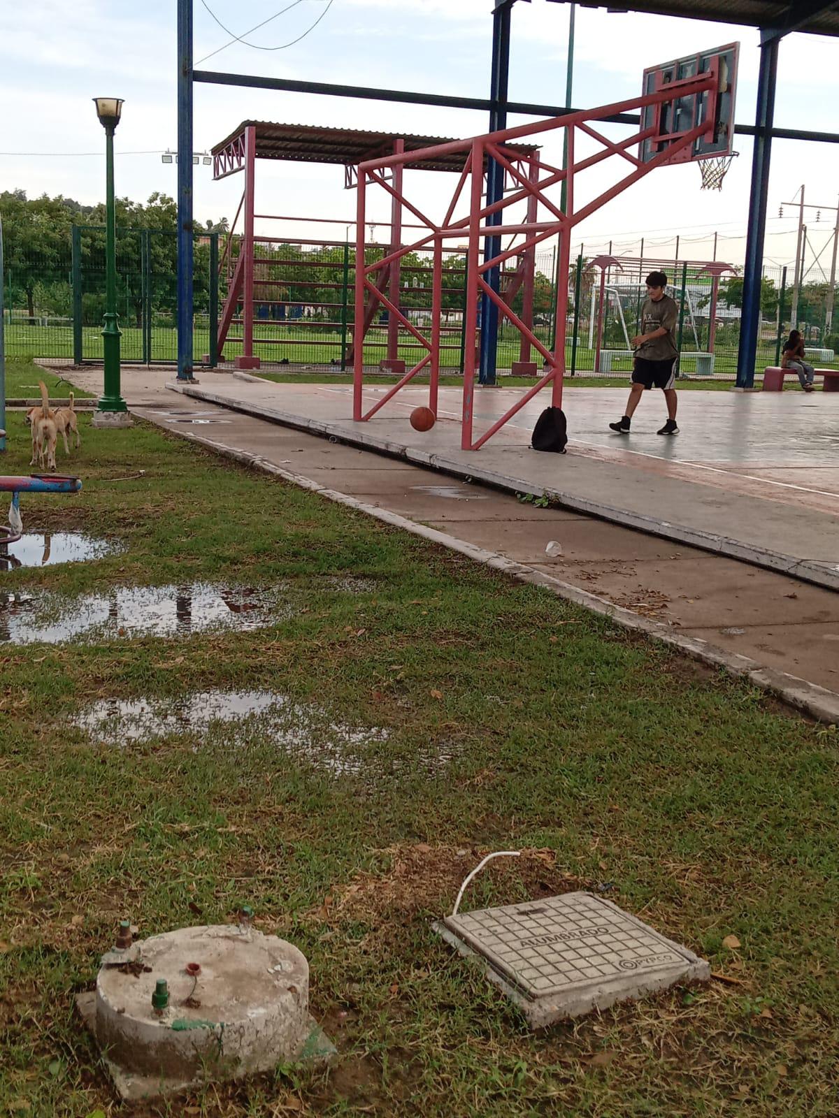 $!Rehabilitan el campo y parque deportivo en La Foresta; pero lluvia los deja encharcados