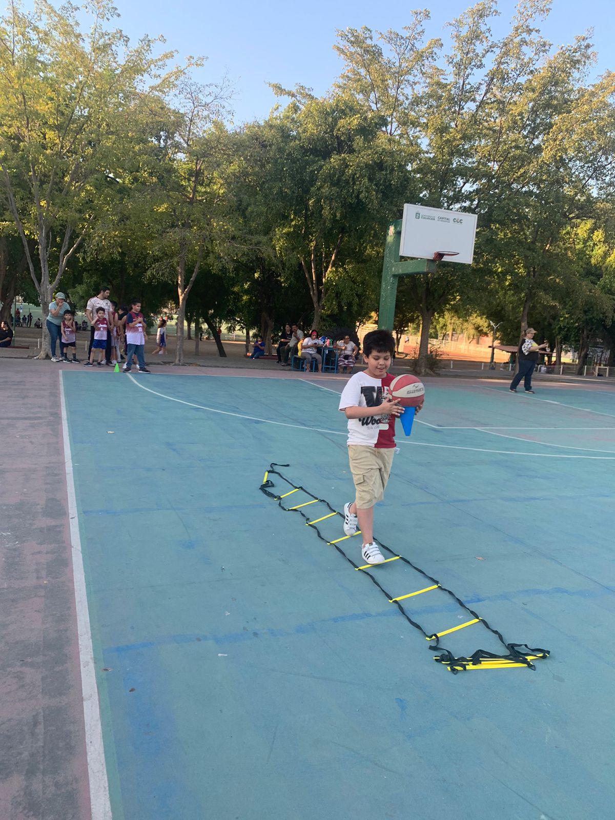 $!Continúa con gran demanda Escuela de Basquetbol para niños con autismo en Culiacán