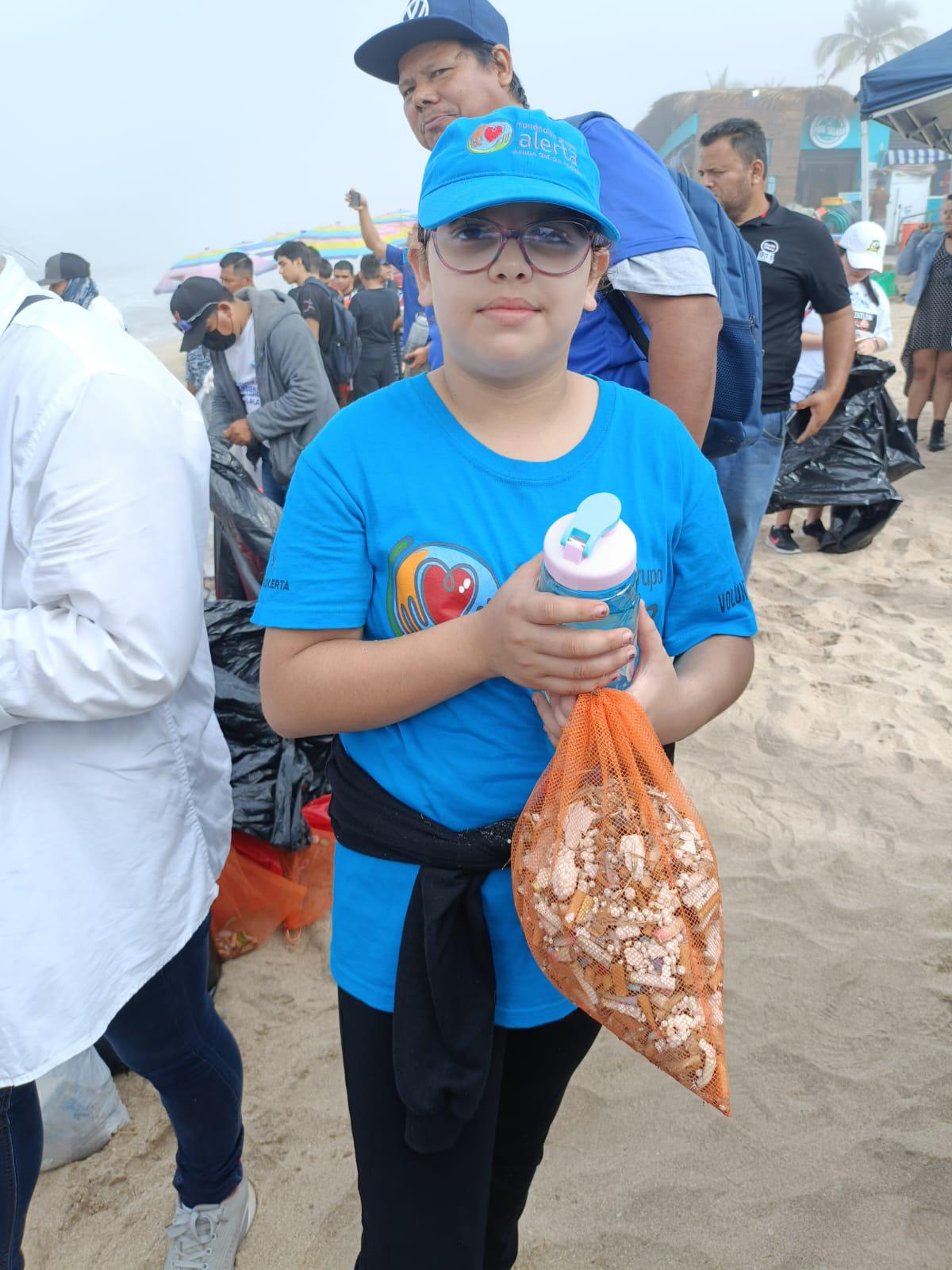 $!Sacan de las playas casi una tonelada de basura; evitan que colillas de cigarros contaminen