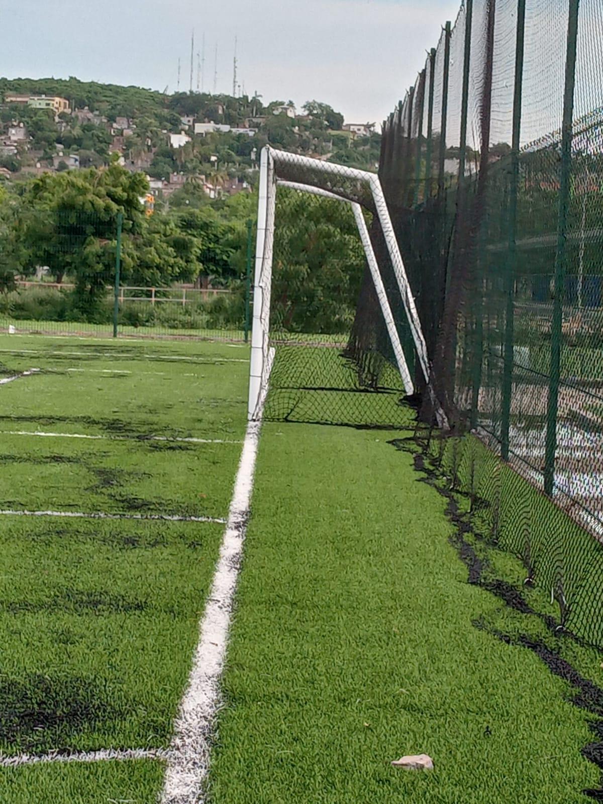 $!Rehabilitan el campo y parque deportivo en La Foresta; pero lluvia los deja encharcados