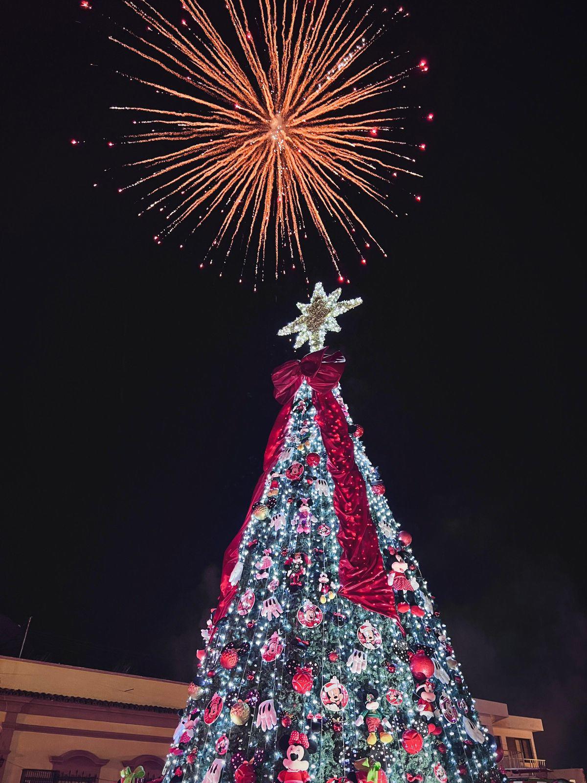 $!Familias rosarenses disfrutan desfile de las luces, gala navideña y encendido del árbol, pese a llovizna