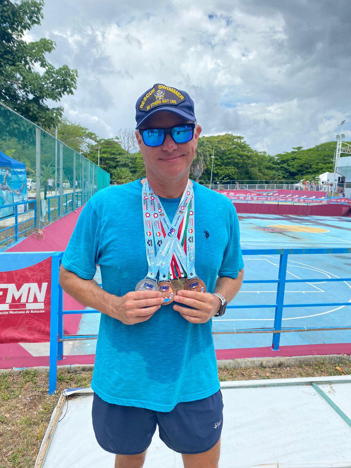 $!Culminan nadadores mazatlecos el Nacional Máster con 15 medallas