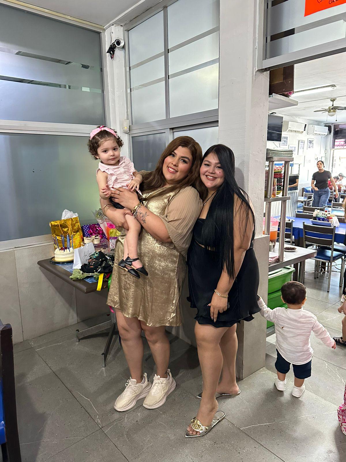 $!La cumpleañera acompañada de su prima Amelia Gutiérrez y su sobrina Luciana.