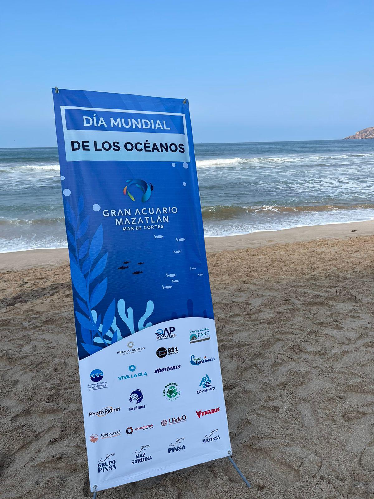 $!Limpian las playas de Mazatlán y sacan cerca de una tonelada de basura, entre ellos 200 kilos bajo el mar