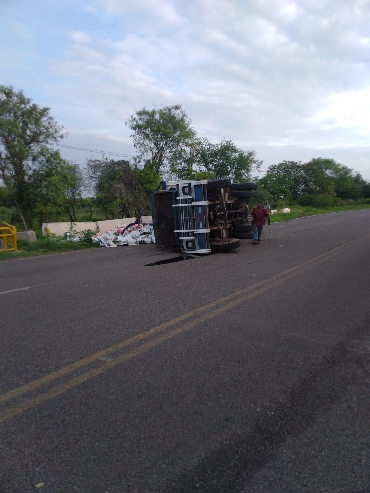 $!Camión con semillas se vuelca en carretera Guamúchil-Angostura; no hay lesionados