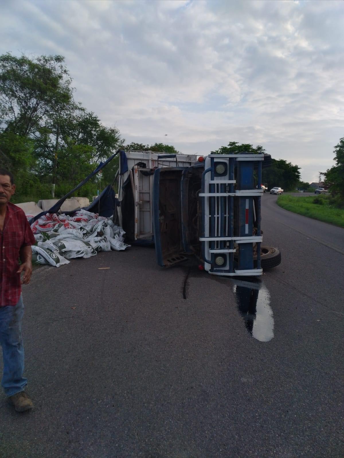 $!Camión con semillas se vuelca en carretera Guamúchil-Angostura; no hay lesionados