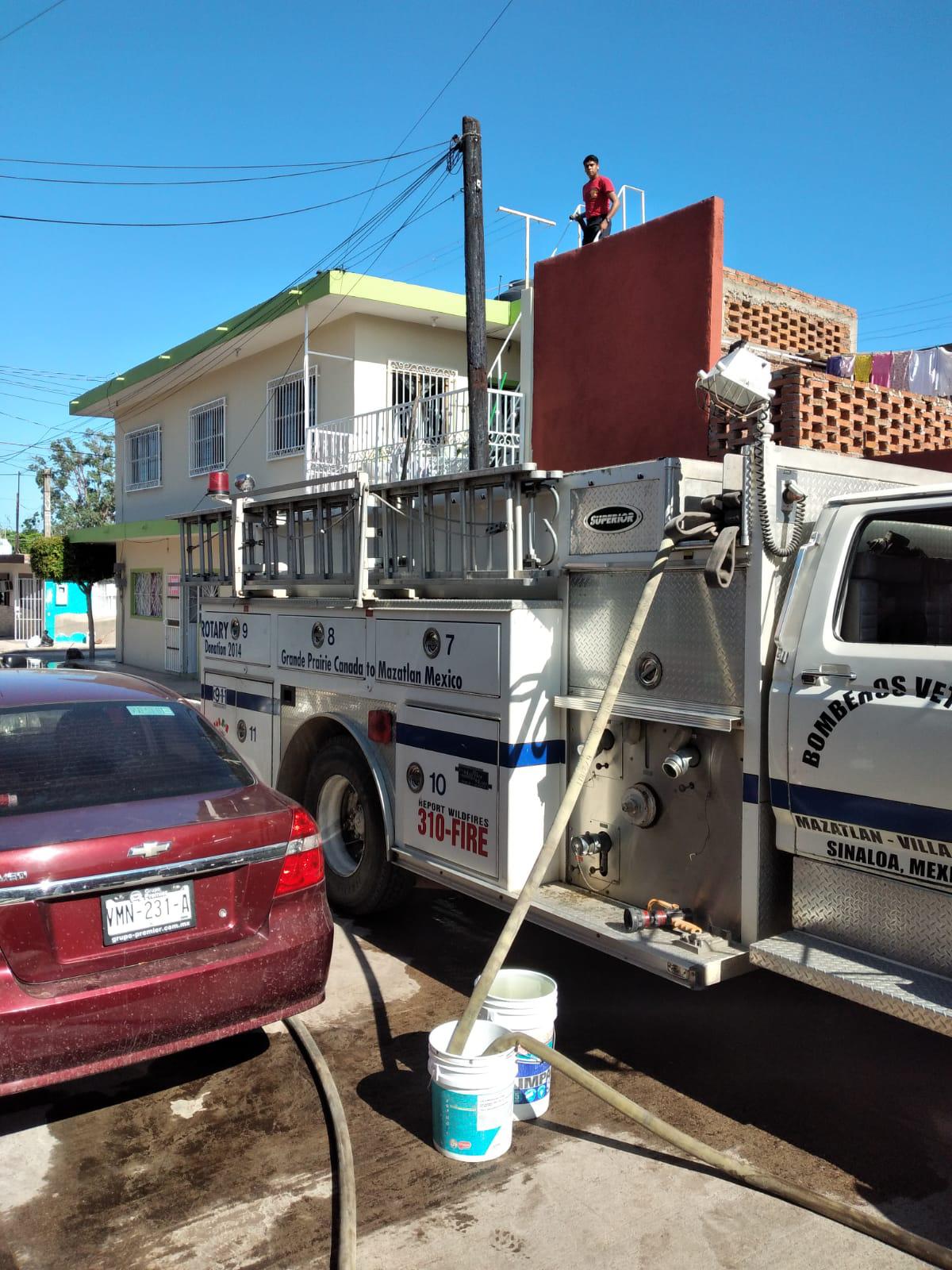 $!Mazatlán no tiene agua, pero al jefe de Bomberos Veteranos los socorristas se la llevan hasta su casa