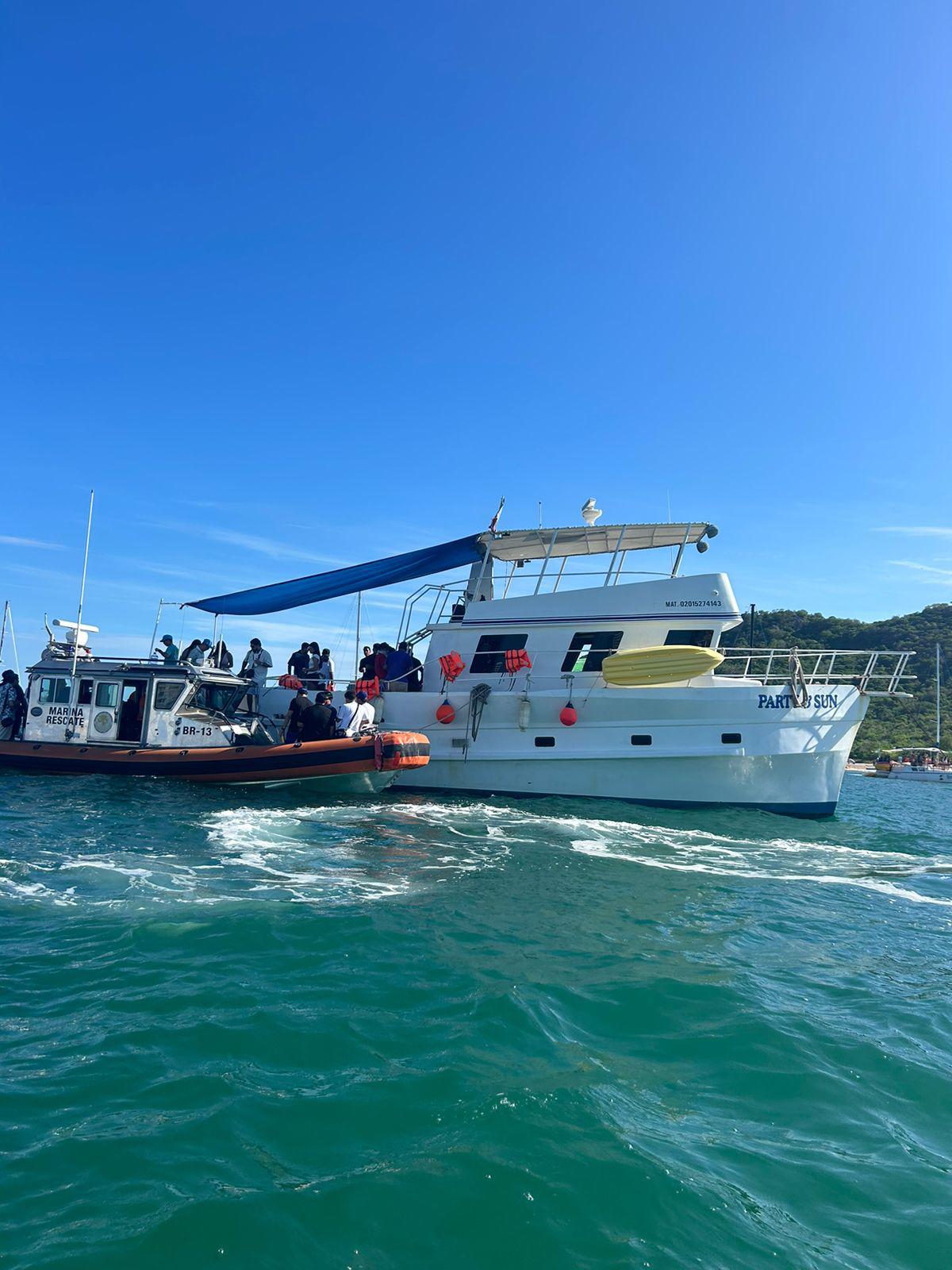 $!Se incendia cuarto de máquinas de yate en Mazatlán; rescatan a 21 pasajeros