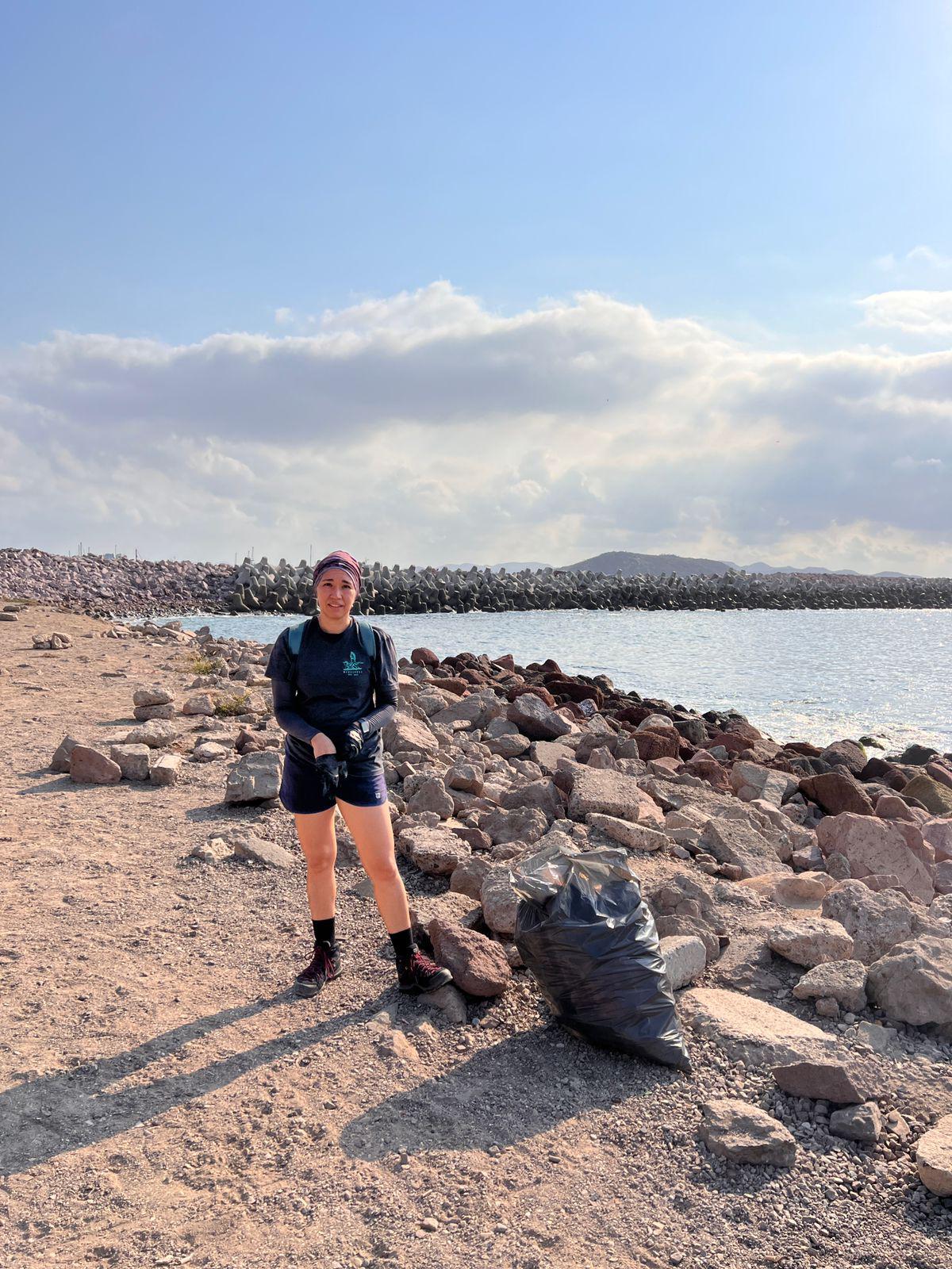 $!Limpian las playas de Mazatlán y sacan cerca de una tonelada de basura, entre ellos 200 kilos bajo el mar