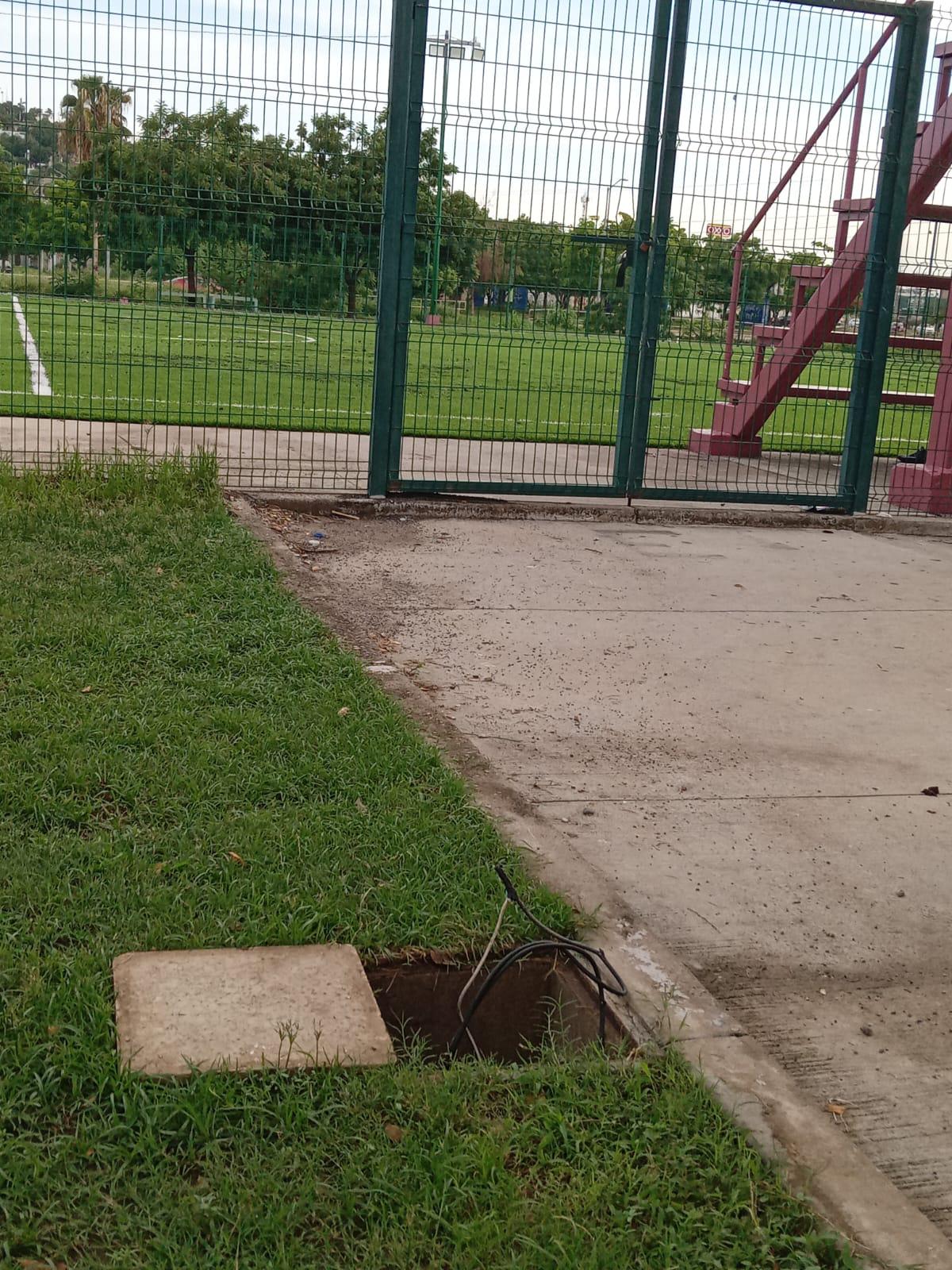 $!Rehabilitan el campo y parque deportivo en La Foresta; pero lluvia los deja encharcados