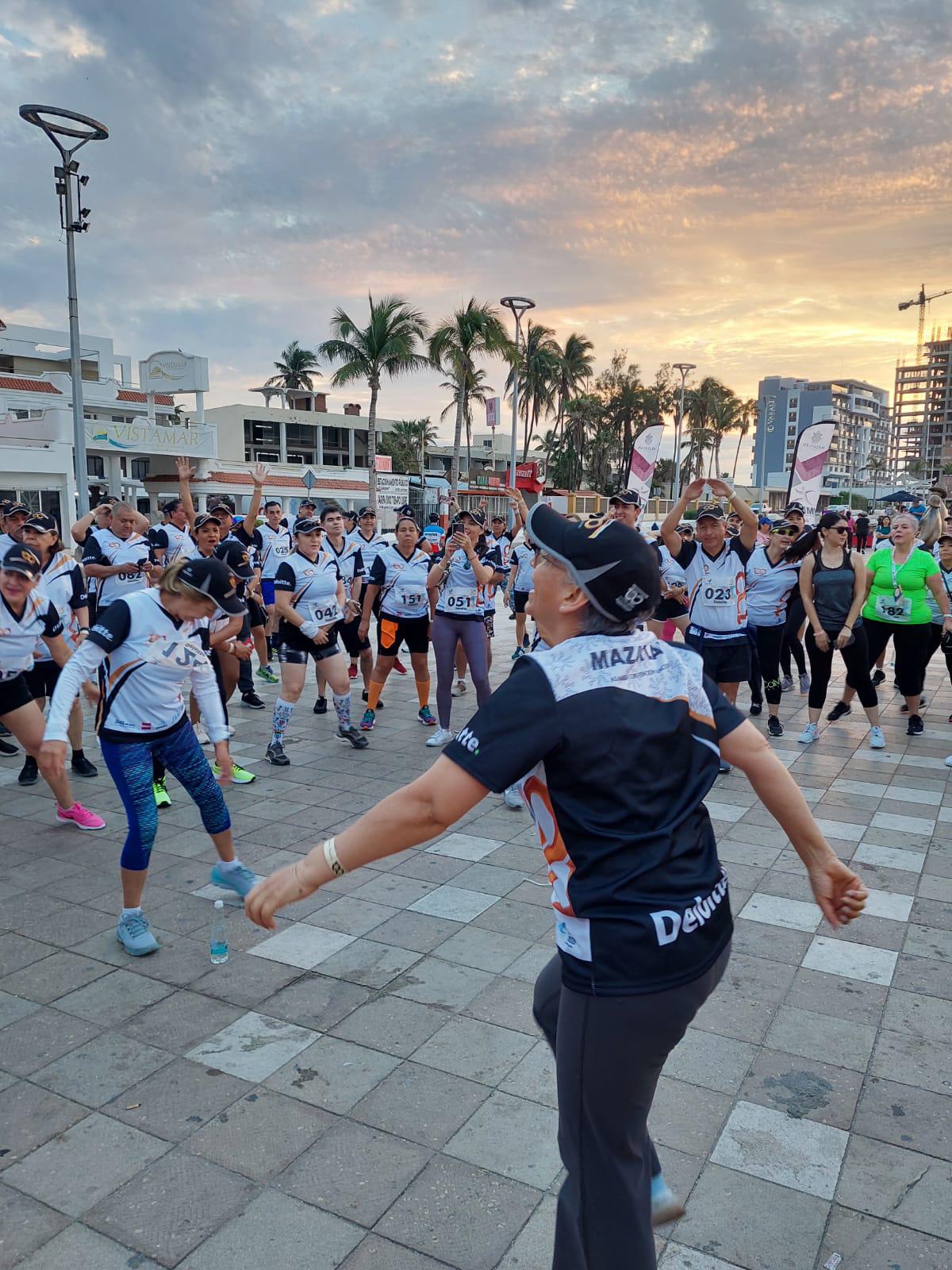 $!Contagian contadores públicos de buena vibra el Malecón de Mazatlán