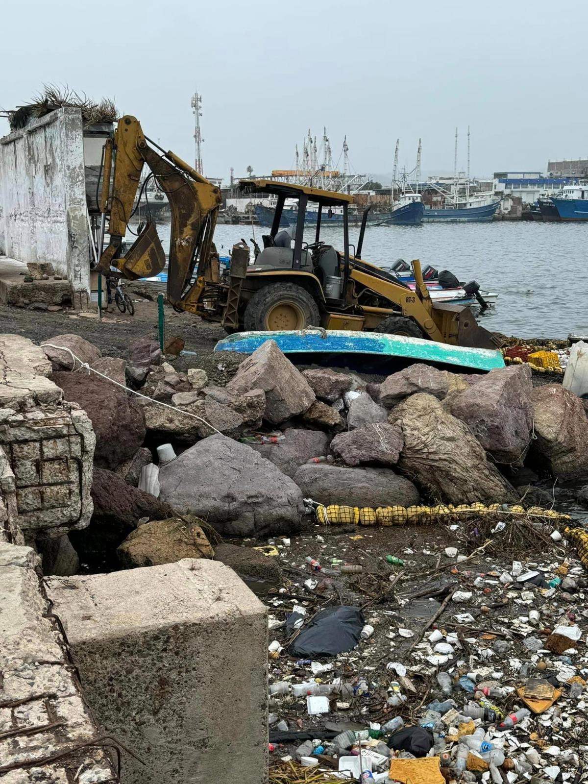 $!Retiran alrededor de 10 toneladas de residuos de la biobarda del Puente Juárez