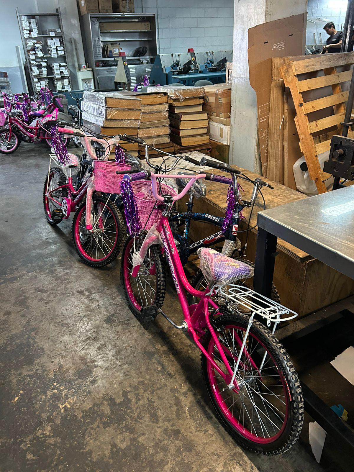 $!¡Llegan las primeras bicicletas para cumplir los sueños de los niños de ‘Sé un Rey Mago’!