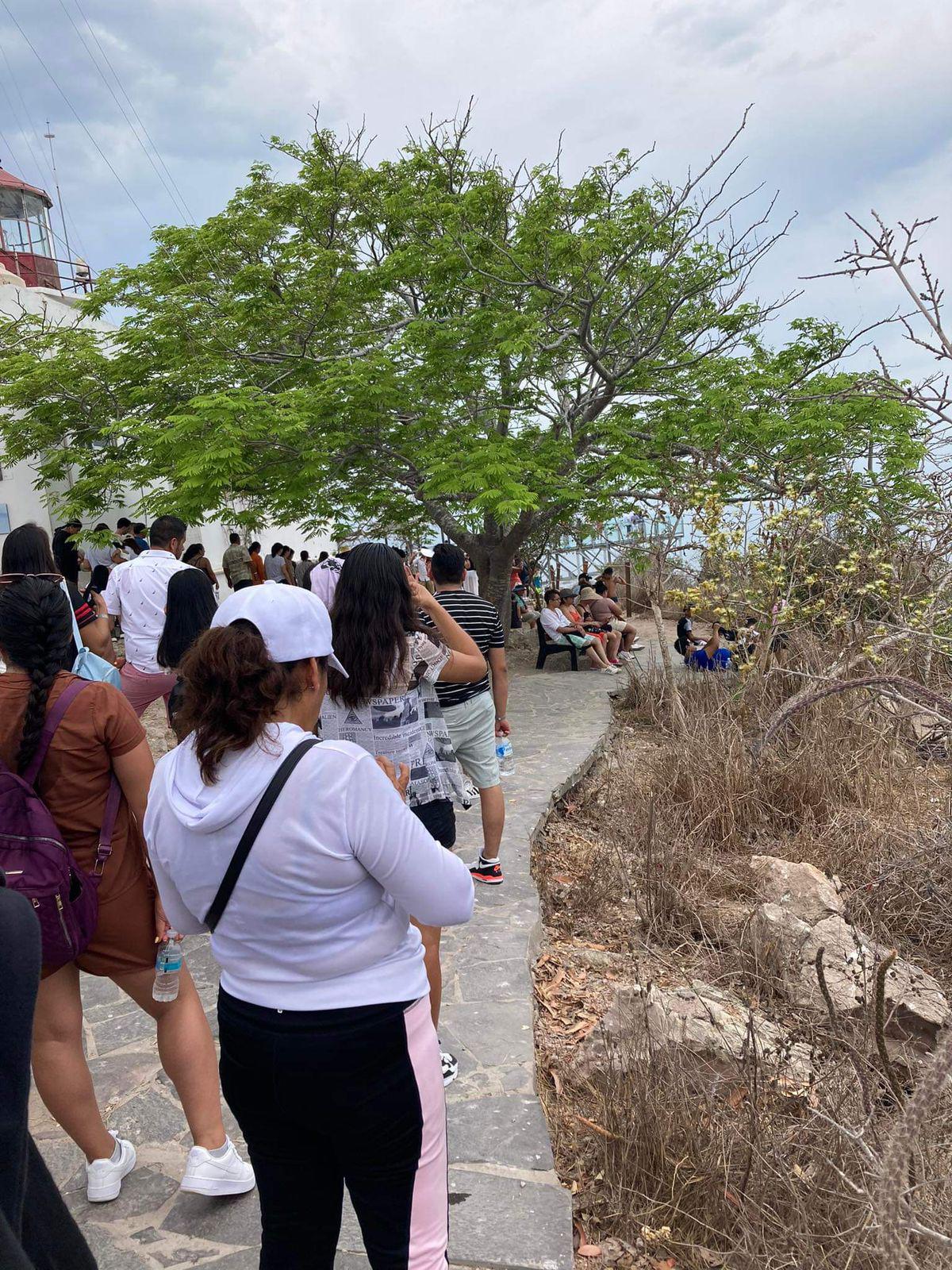 $!Disfrutan cientos subir al faro de Mazatlán; lo cierran por momentos al llenarse