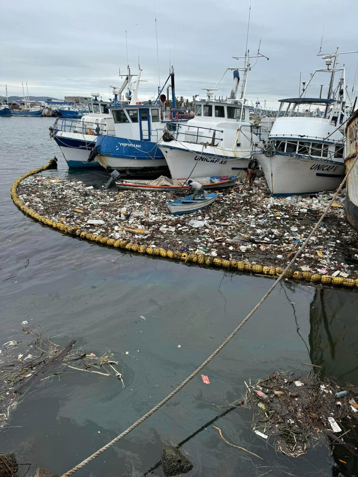 $!Retiran alrededor de 10 toneladas de residuos de la biobarda del Puente Juárez